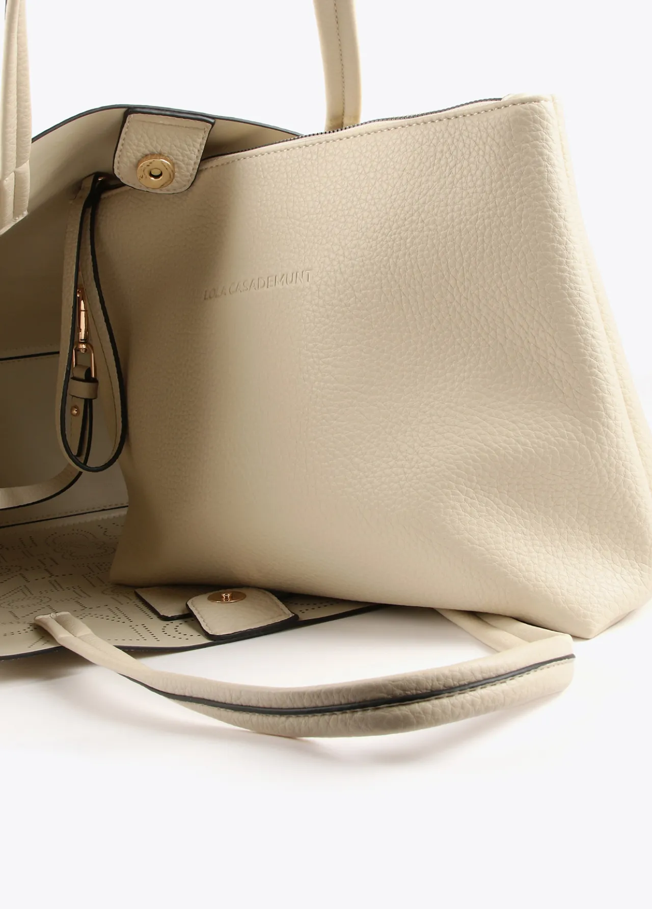 shopper_logo_troquelado_2-2.webp Lola Casademunt Bolsos Shopper | Bolsos De Hombro<Shopper logo troquelado CRUDO