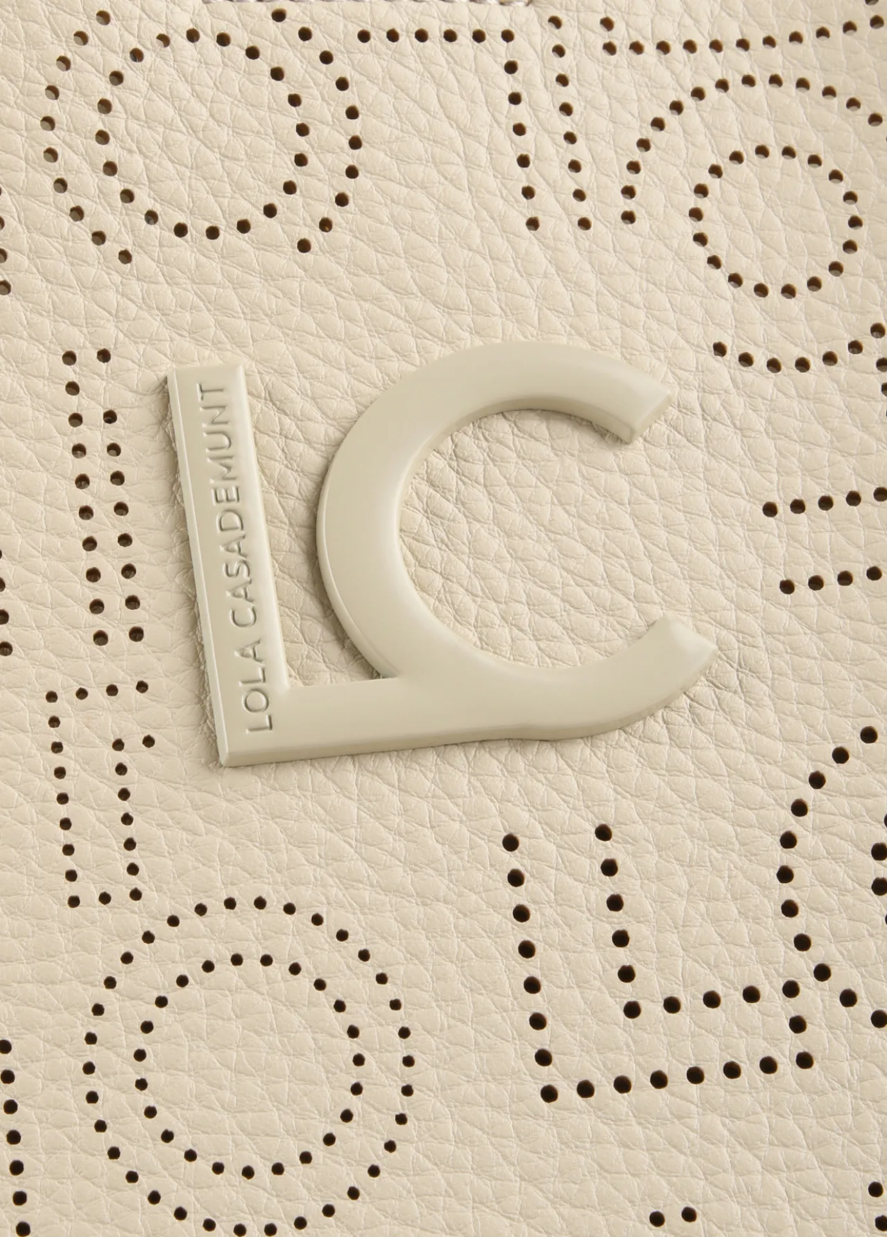 shopper_logo_troquelado_3-2.webp Lola Casademunt Bolsos Shopper | Bolsos De Hombro<Shopper logo troquelado CRUDO