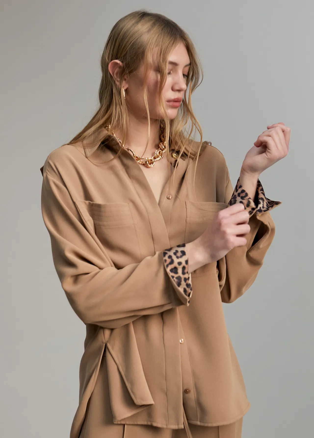 sobre_camisa_bolsillos_0.webp Lola Casademunt Camisas Y Blusas<Sobre camisa bolsillos CAMEL