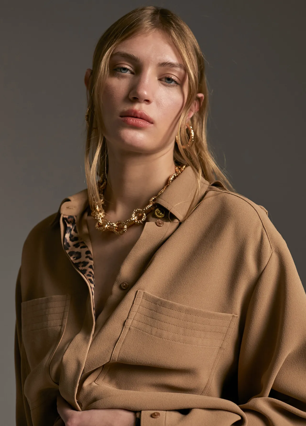 sobre_camisa_bolsillos_1.webp Lola Casademunt Camisas Y Blusas<Sobre camisa bolsillos CAMEL