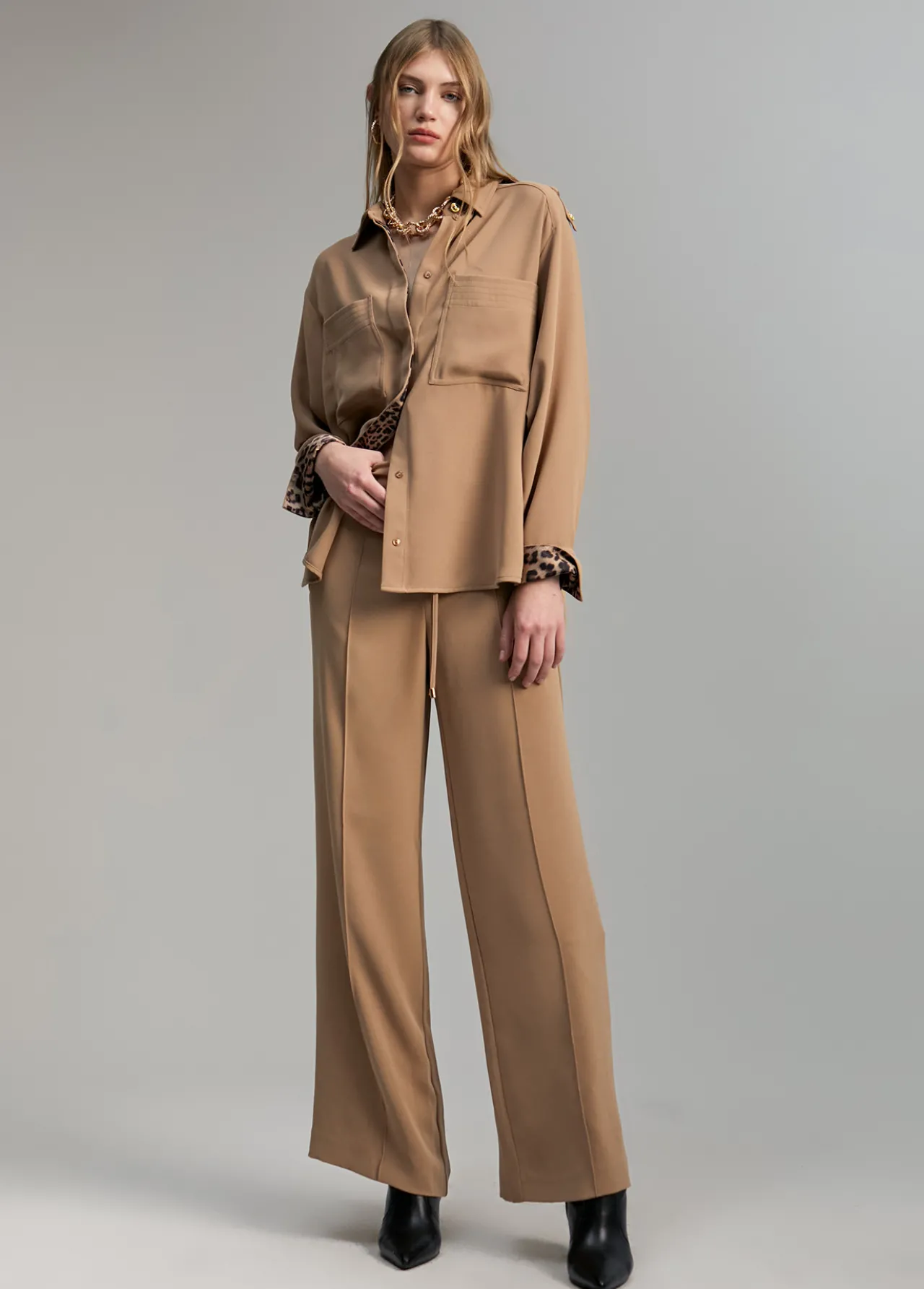 sobre_camisa_bolsillos_3.webp Lola Casademunt Camisas Y Blusas<Sobre camisa bolsillos CAMEL