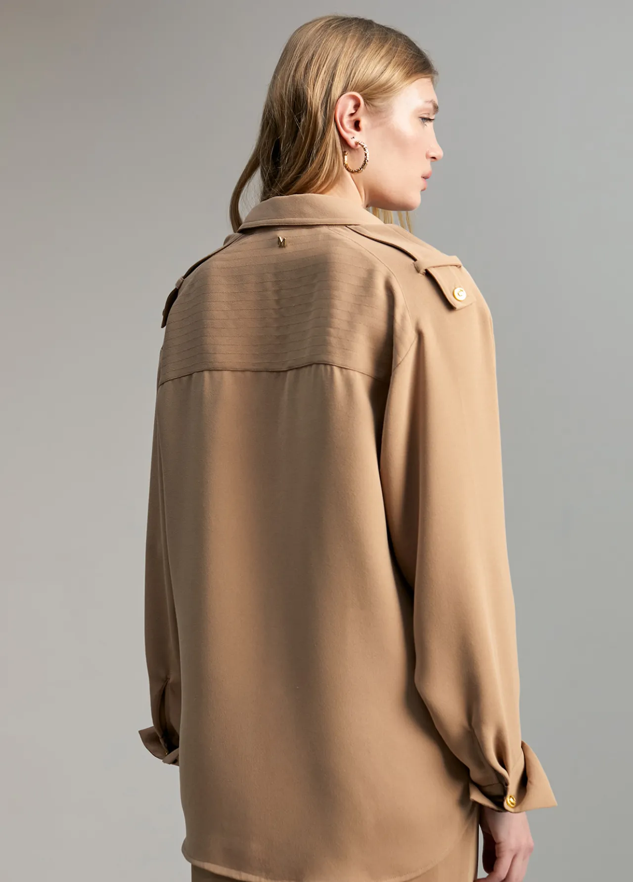 sobre_camisa_bolsillos_5.webp Lola Casademunt Camisas Y Blusas<Sobre camisa bolsillos CAMEL