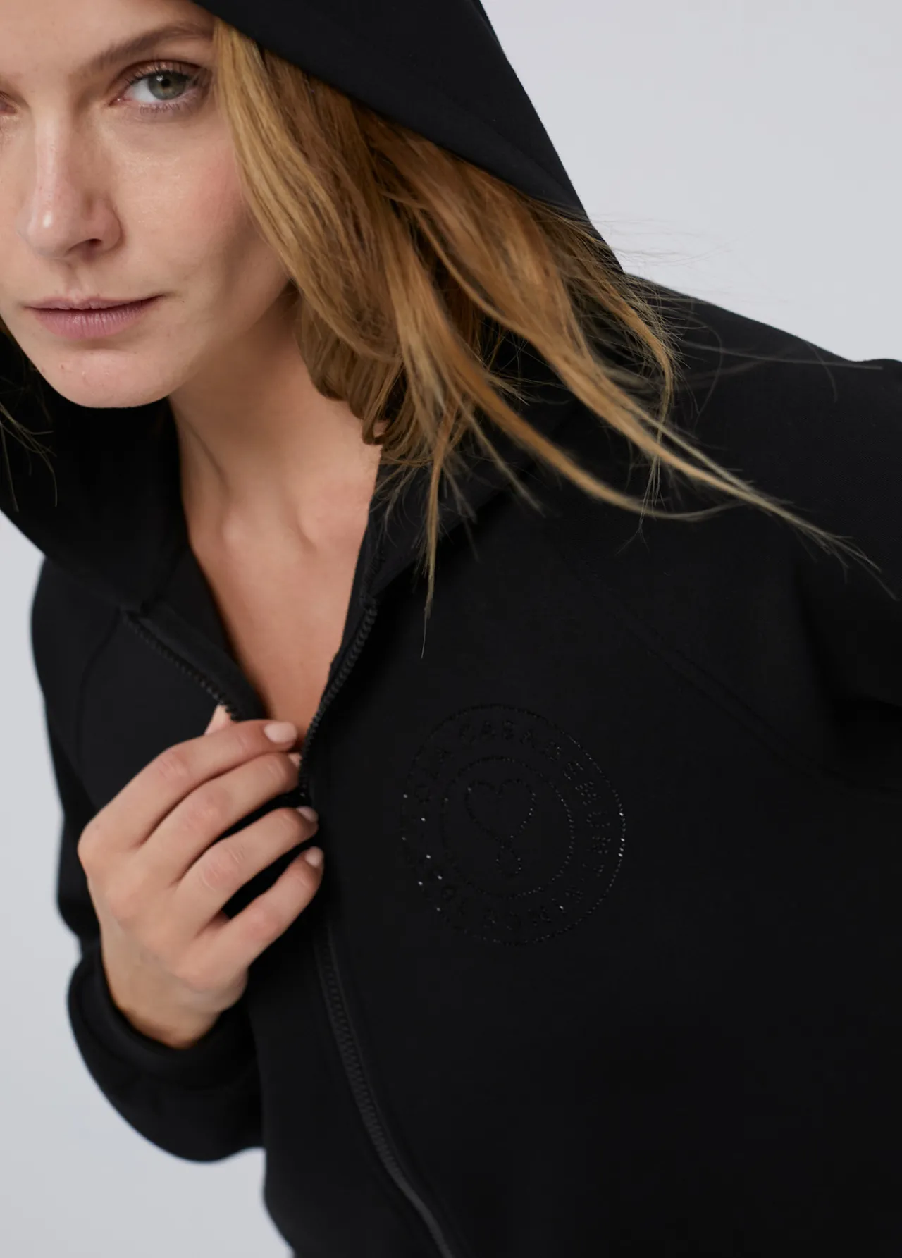 sudadera_con_capucha_2.webp Lola Casademunt Sudaderas<Sudadera con capucha NEGRO