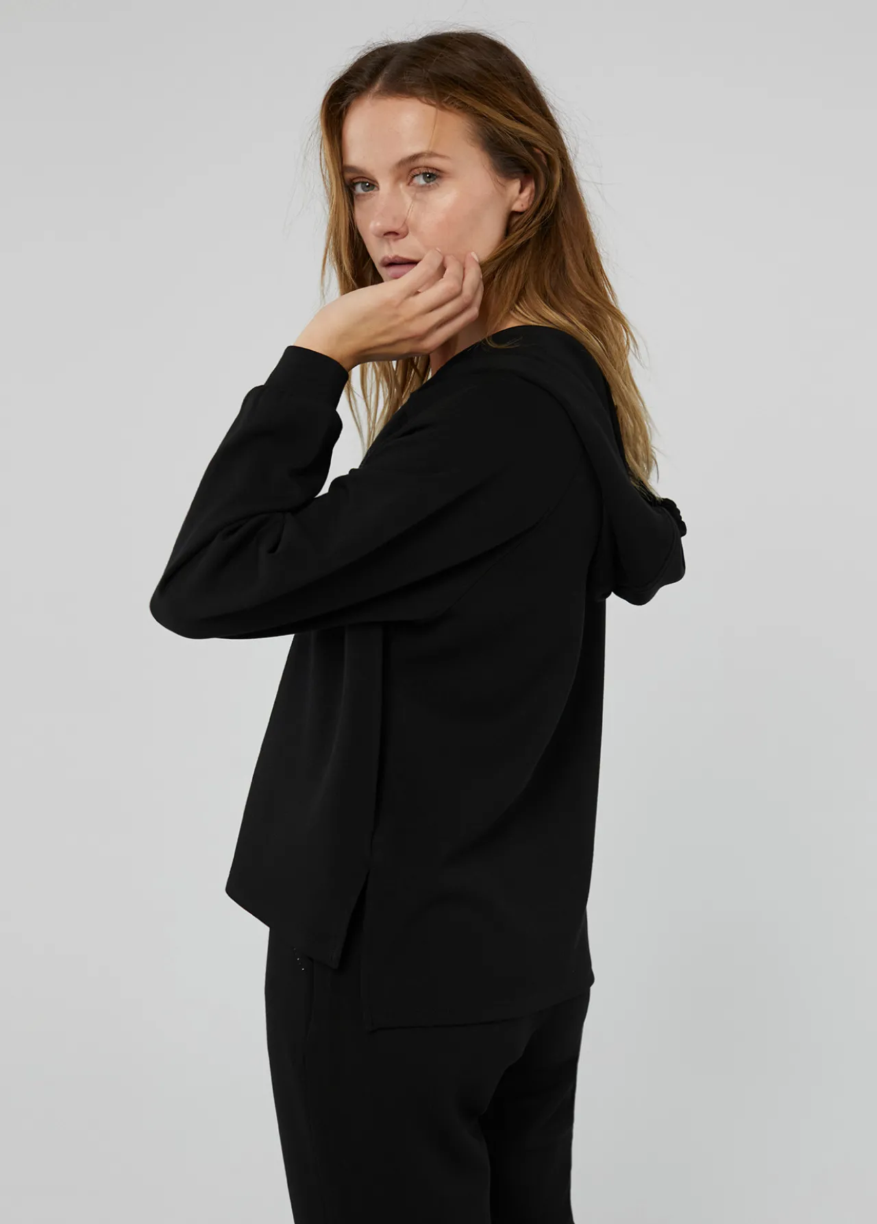 sudadera_con_capucha_6.webp Lola Casademunt Sudaderas<Sudadera con capucha NEGRO