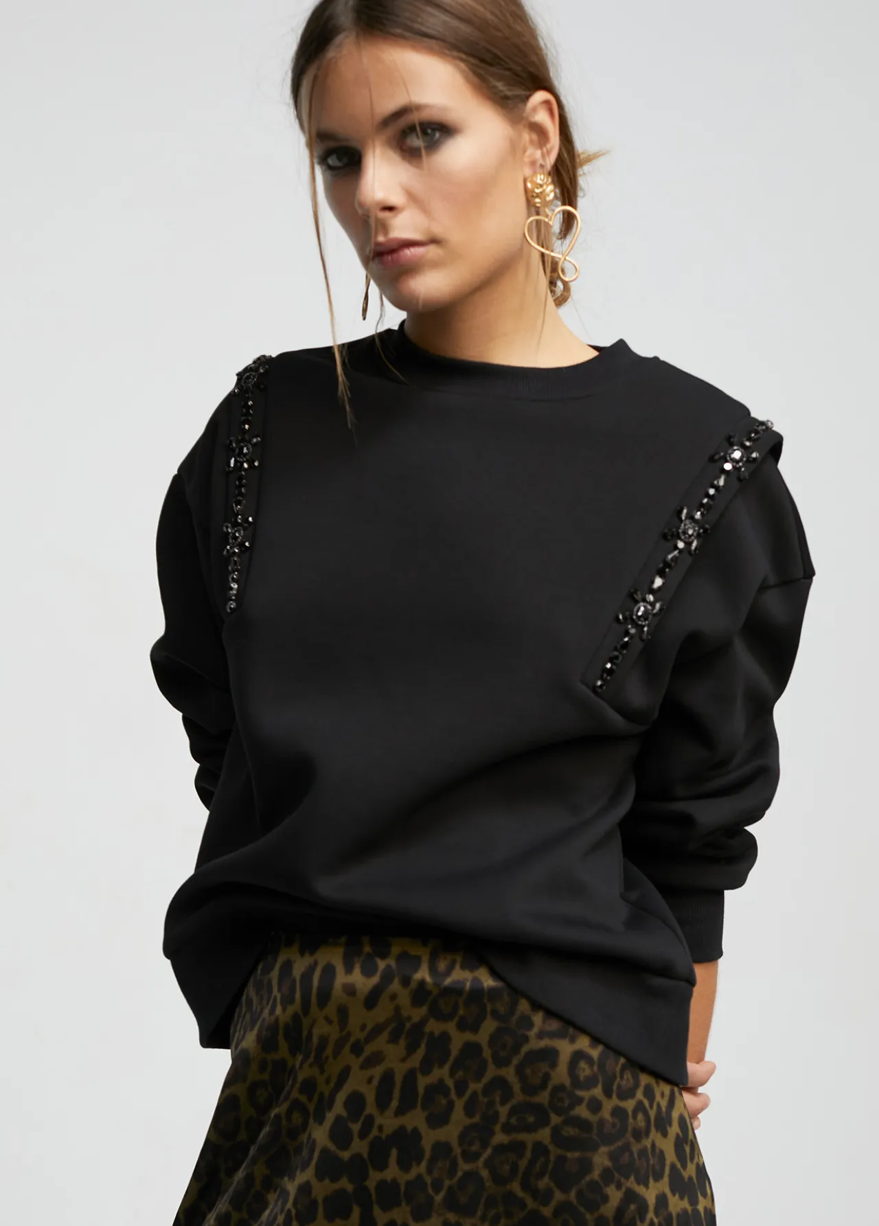 sudadera_con_pedrera_0.webp Lola Casademunt Sudaderas<Sudadera con pedrería NEGRO