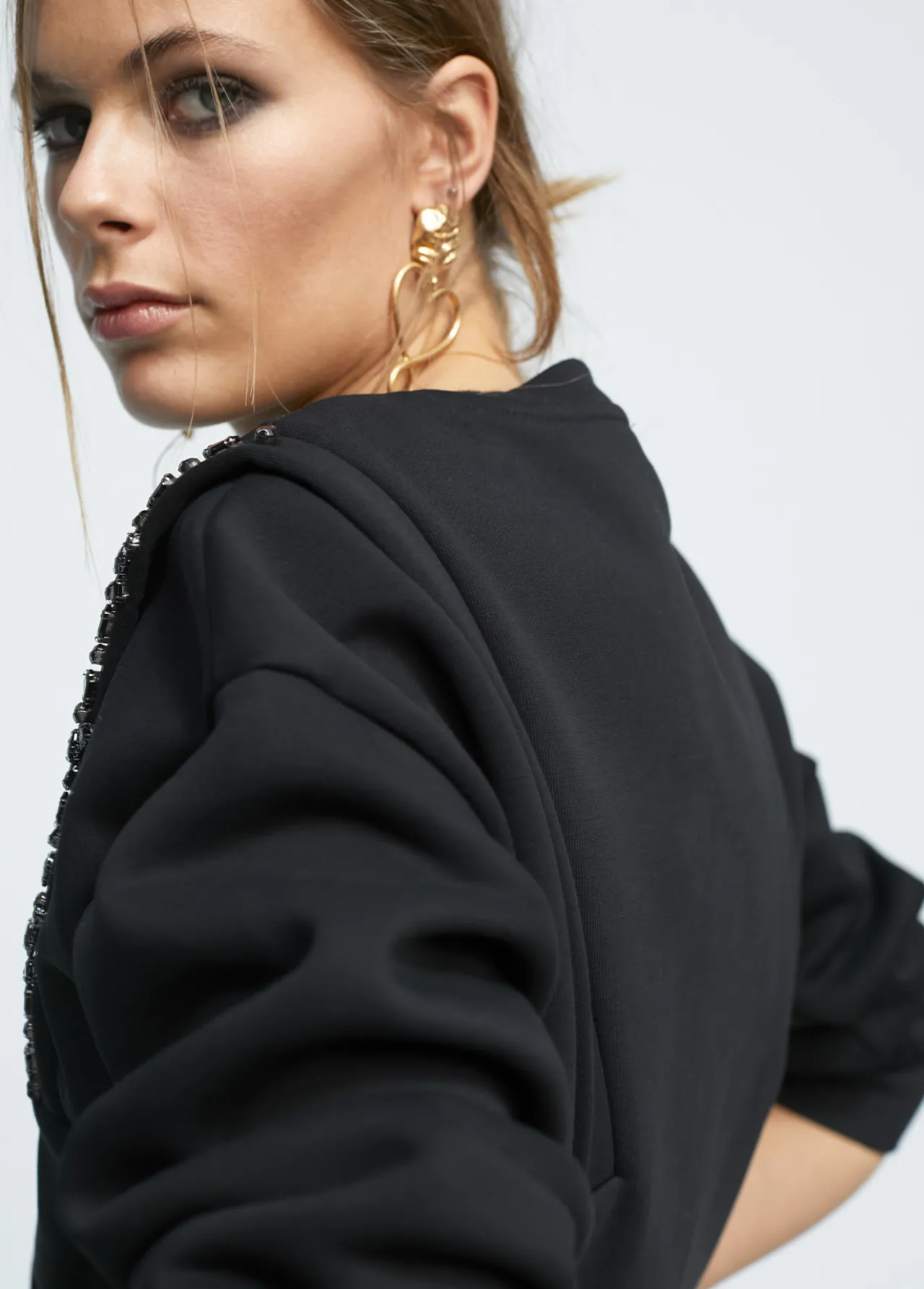 sudadera_con_pedrera_4.webp Lola Casademunt Sudaderas<Sudadera con pedrería NEGRO