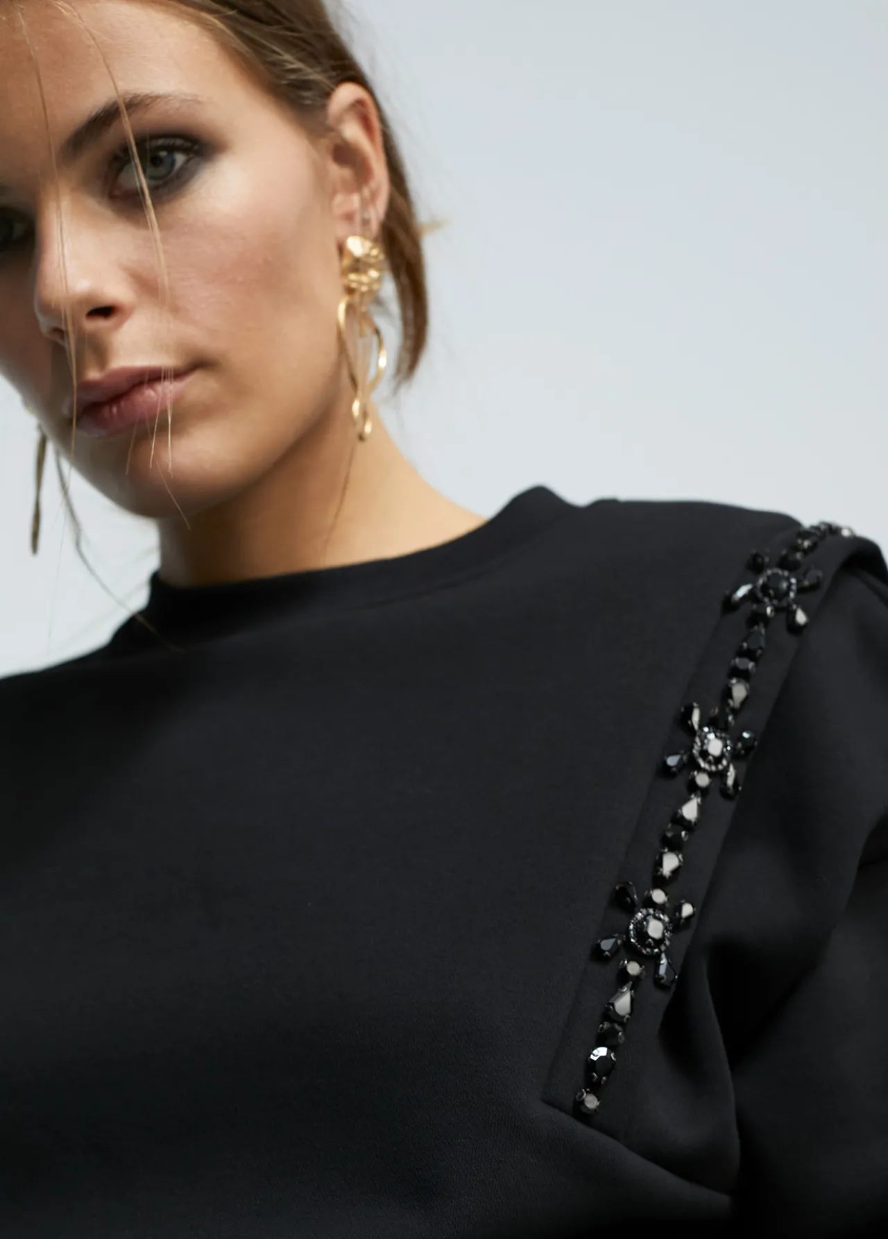 sudadera_con_pedrera_5.webp Lola Casademunt Sudaderas<Sudadera con pedrería NEGRO