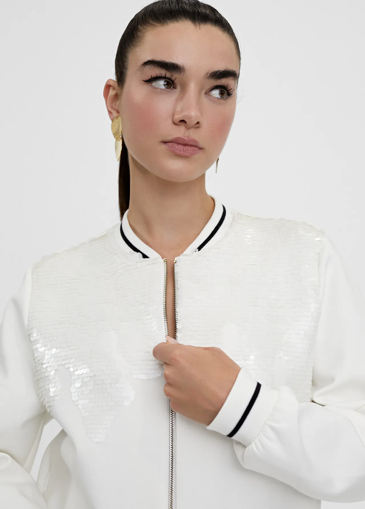 sudadera_cremallera_con_lentejuelas_1.webp Lola Casademunt Chaquetas Y Gabardinas<Sudadera cremallera con lentejuelas CRUDO