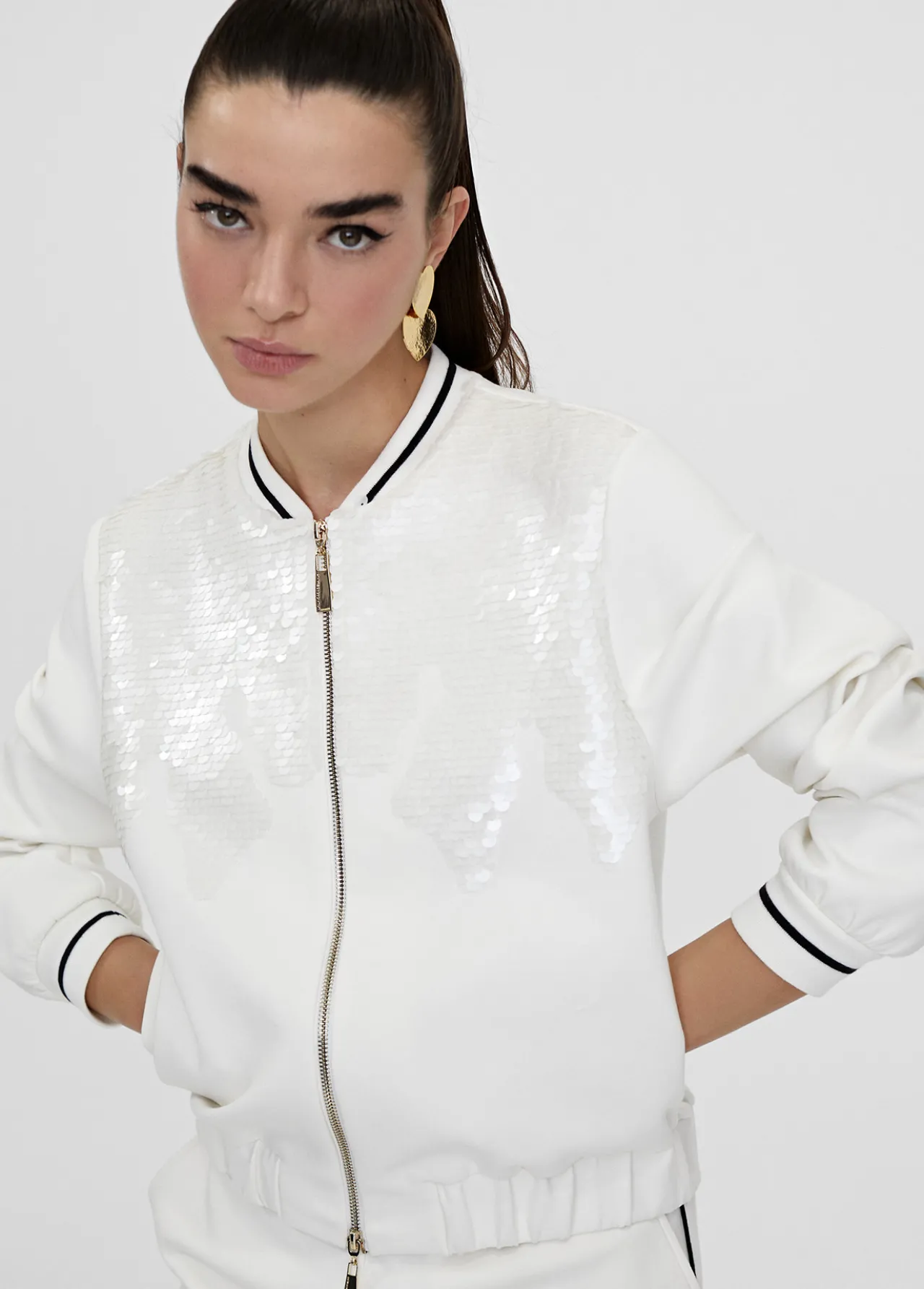 sudadera_cremallera_con_lentejuelas_3.webp Lola Casademunt Chaquetas Y Gabardinas<Sudadera cremallera con lentejuelas CRUDO