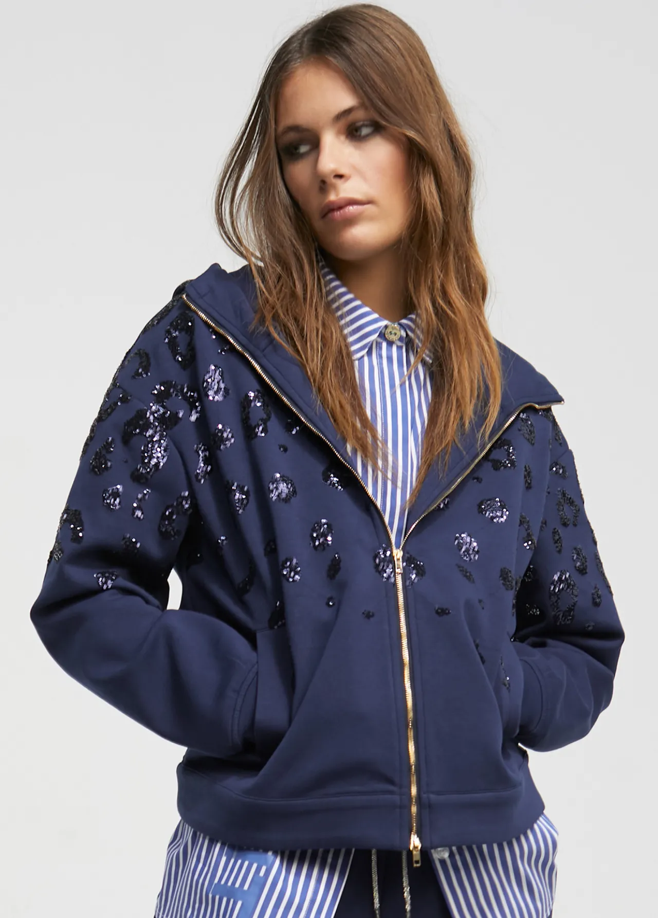sudadera_detalle_lentejuela_0.webp Lola Casademunt Sudaderas<Sudadera detalle lentejuela AZULNOCHE