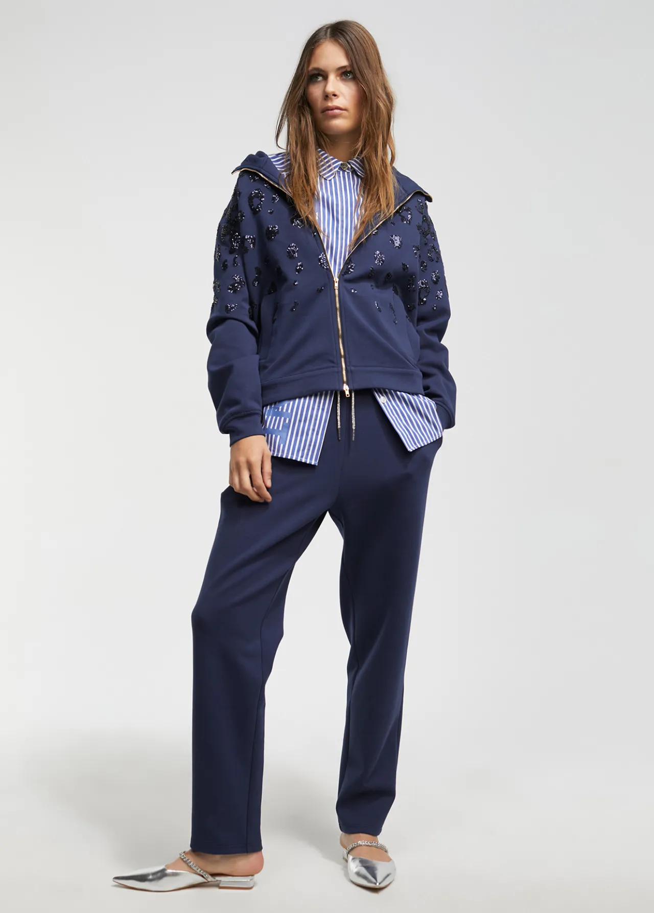 sudadera_detalle_lentejuela_3.webp Lola Casademunt Sudaderas<Sudadera detalle lentejuela AZULNOCHE