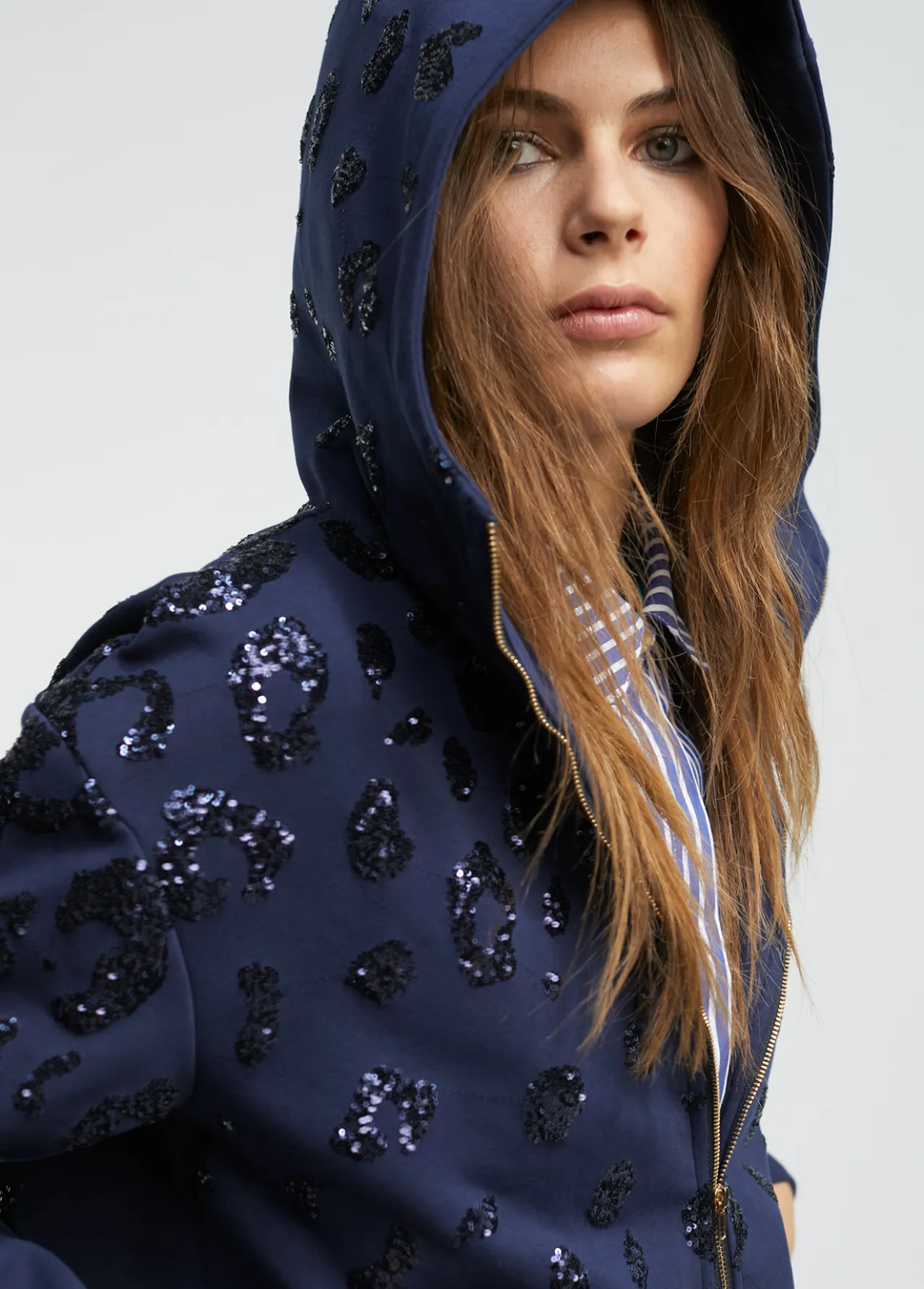 sudadera_detalle_lentejuela_4.webp Lola Casademunt Sudaderas<Sudadera detalle lentejuela AZULNOCHE