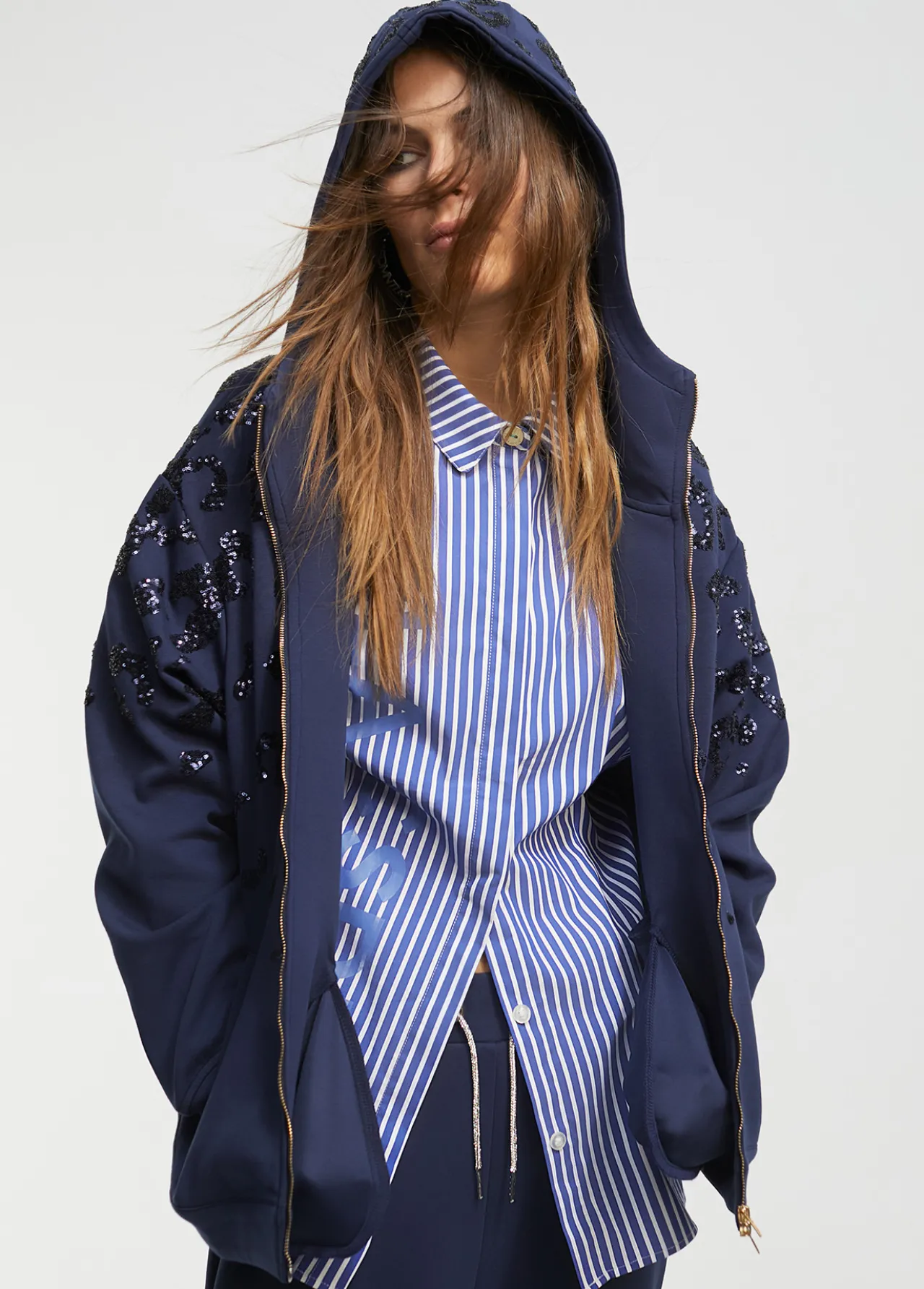 sudadera_detalle_lentejuela_5.webp Lola Casademunt Sudaderas<Sudadera detalle lentejuela AZULNOCHE