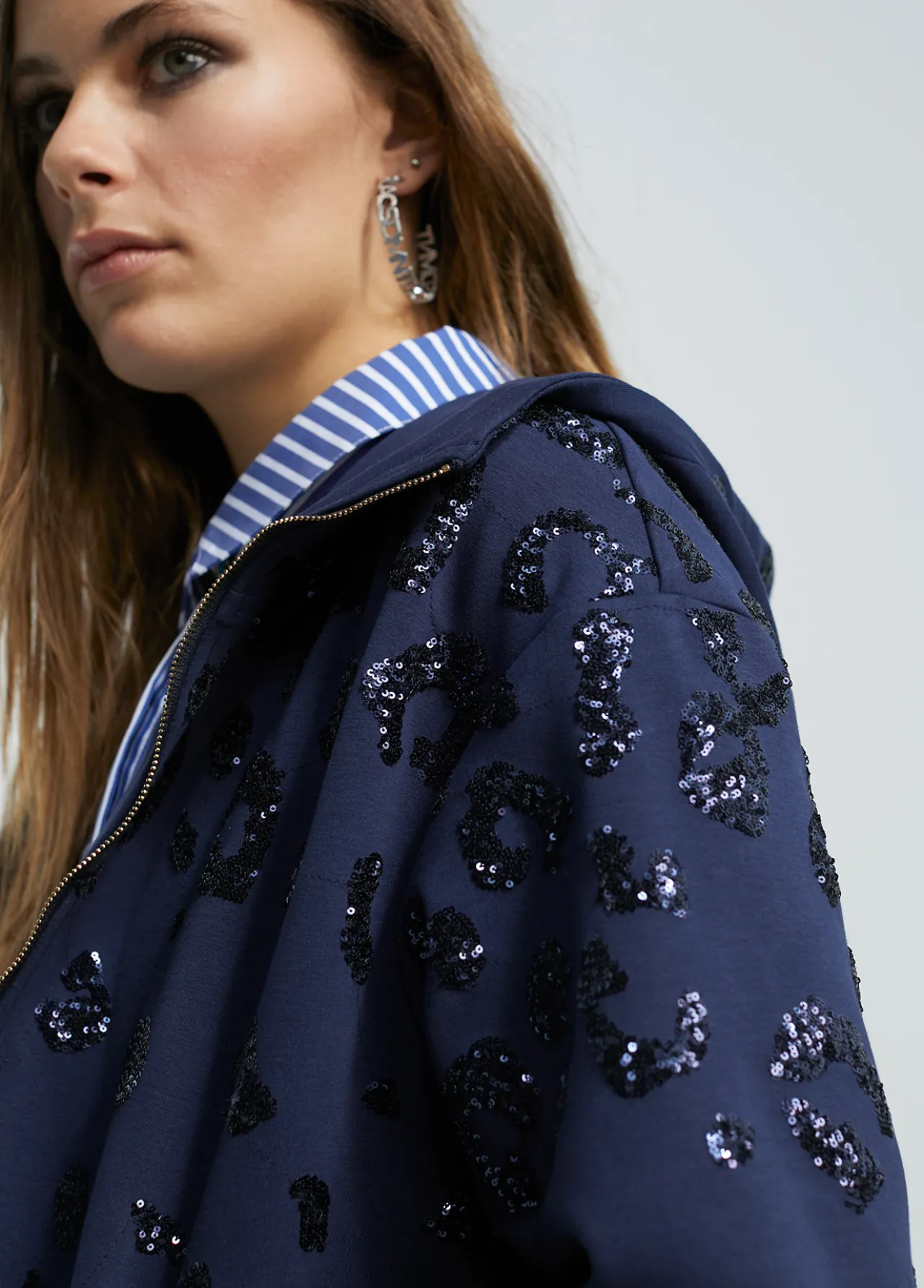 sudadera_detalle_lentejuela_6.webp Lola Casademunt Sudaderas<Sudadera detalle lentejuela AZULNOCHE