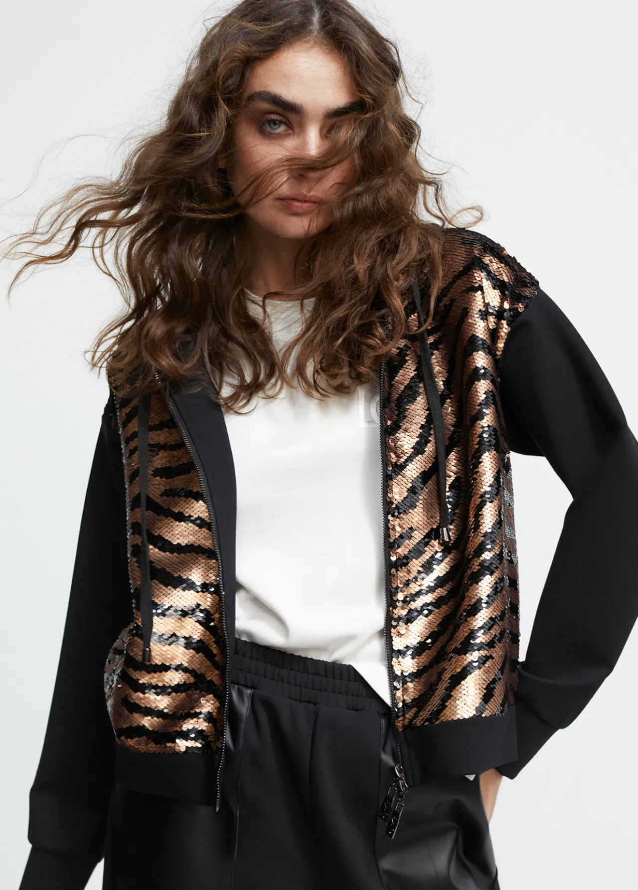 sudadera_lentejuelas_0.webp Lola Casademunt Animal Print | Sudaderas<Sudadera lentejuelas NEGRO-METAL