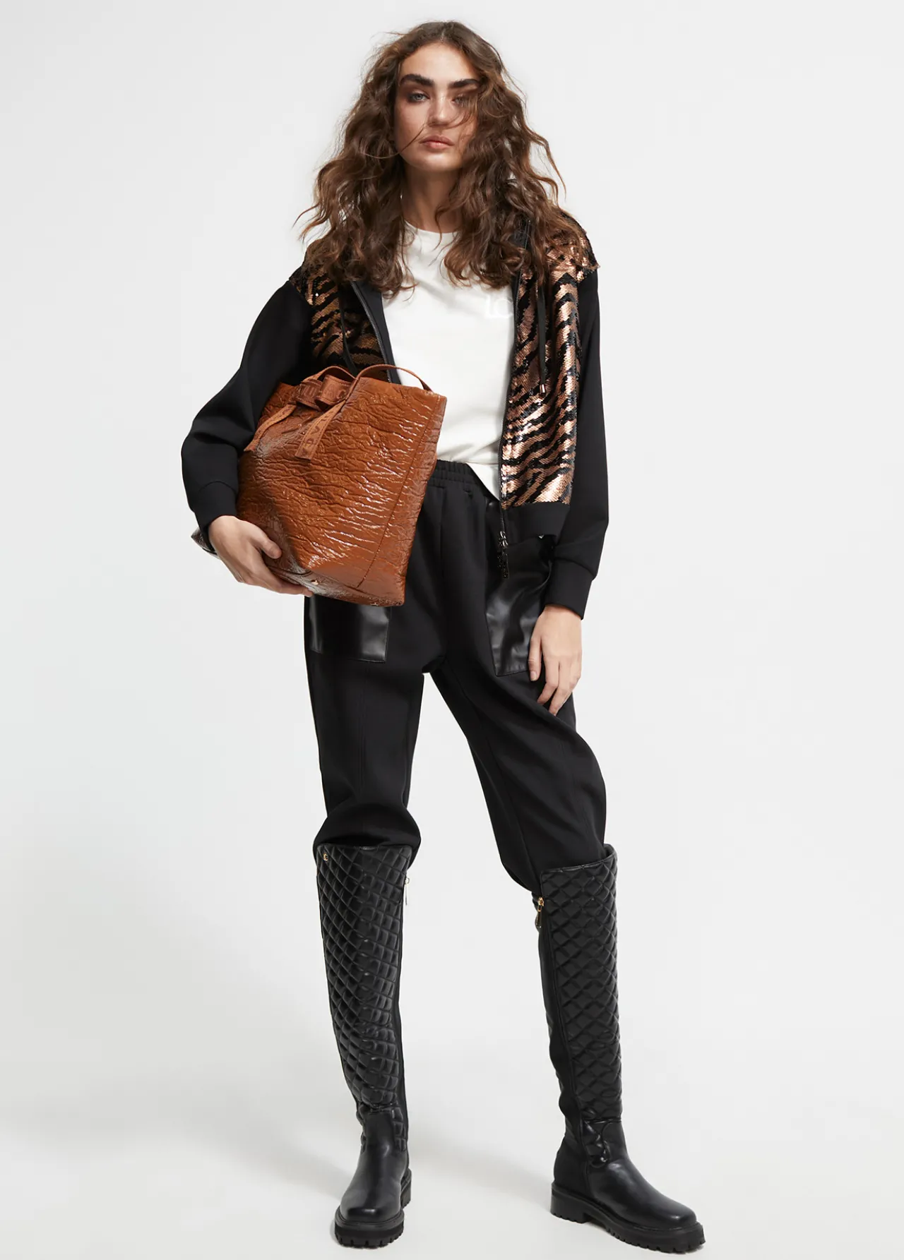 sudadera_lentejuelas_1.webp Lola Casademunt Animal Print | Sudaderas<Sudadera lentejuelas NEGRO-METAL
