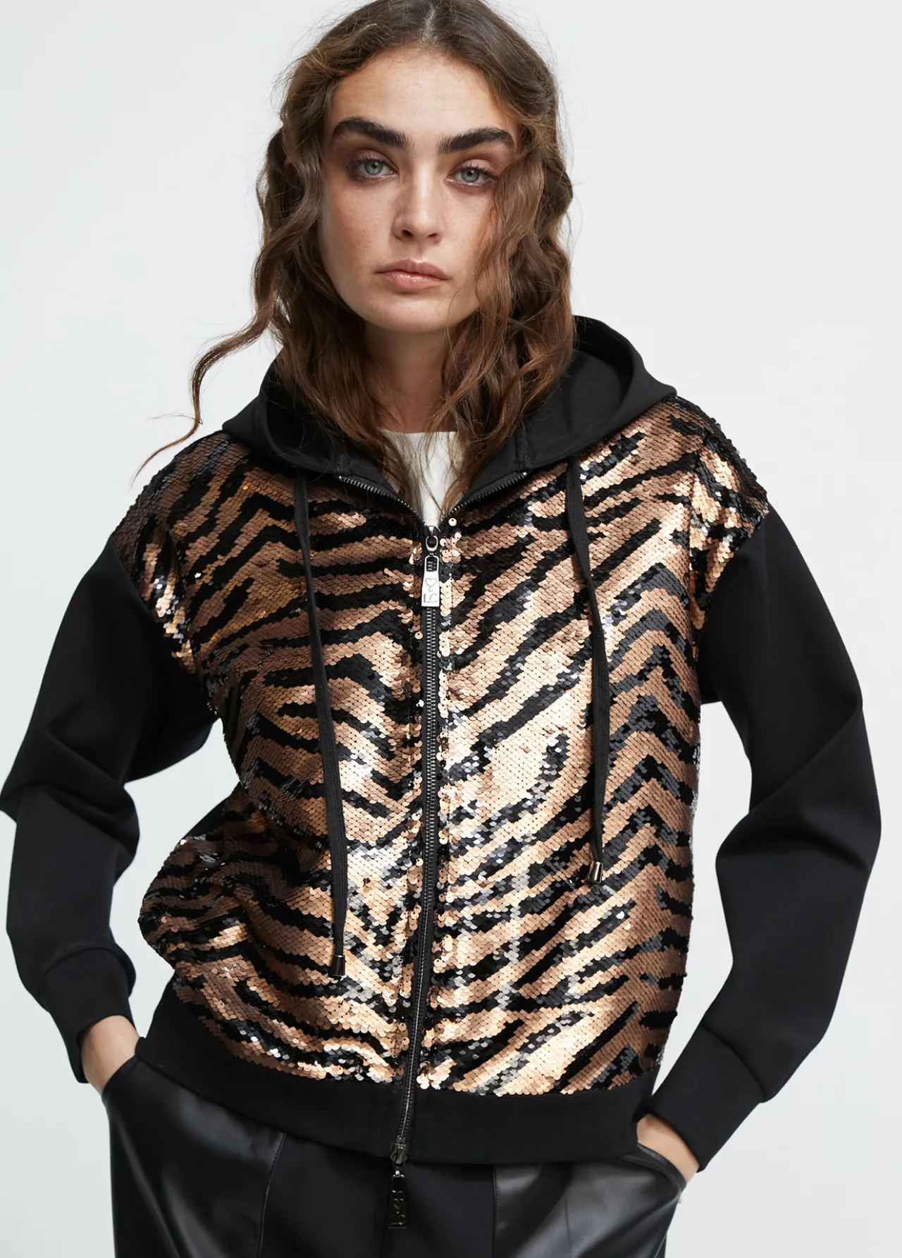 sudadera_lentejuelas_2.webp Lola Casademunt Animal Print | Sudaderas<Sudadera lentejuelas NEGRO-METAL