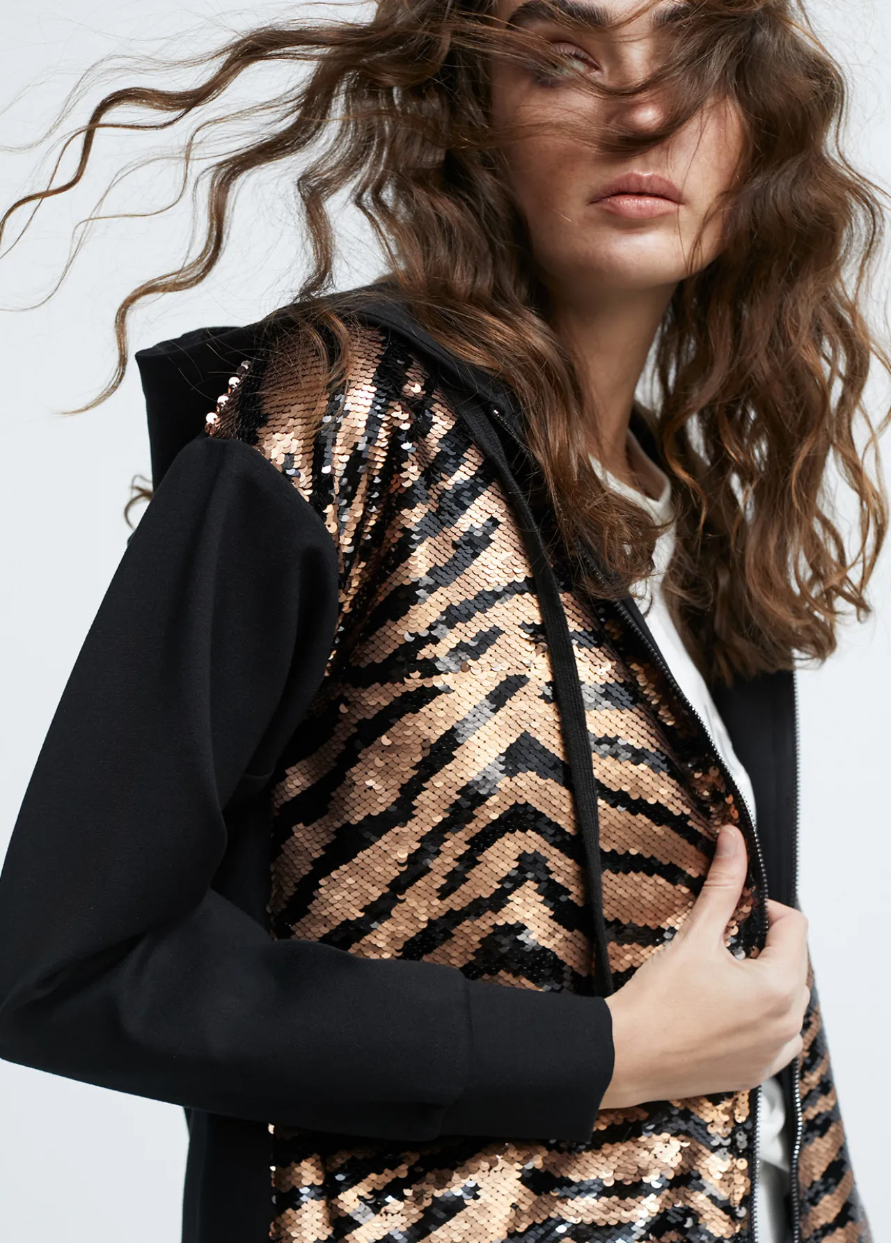sudadera_lentejuelas_3.webp Lola Casademunt Animal Print | Sudaderas<Sudadera lentejuelas NEGRO-METAL