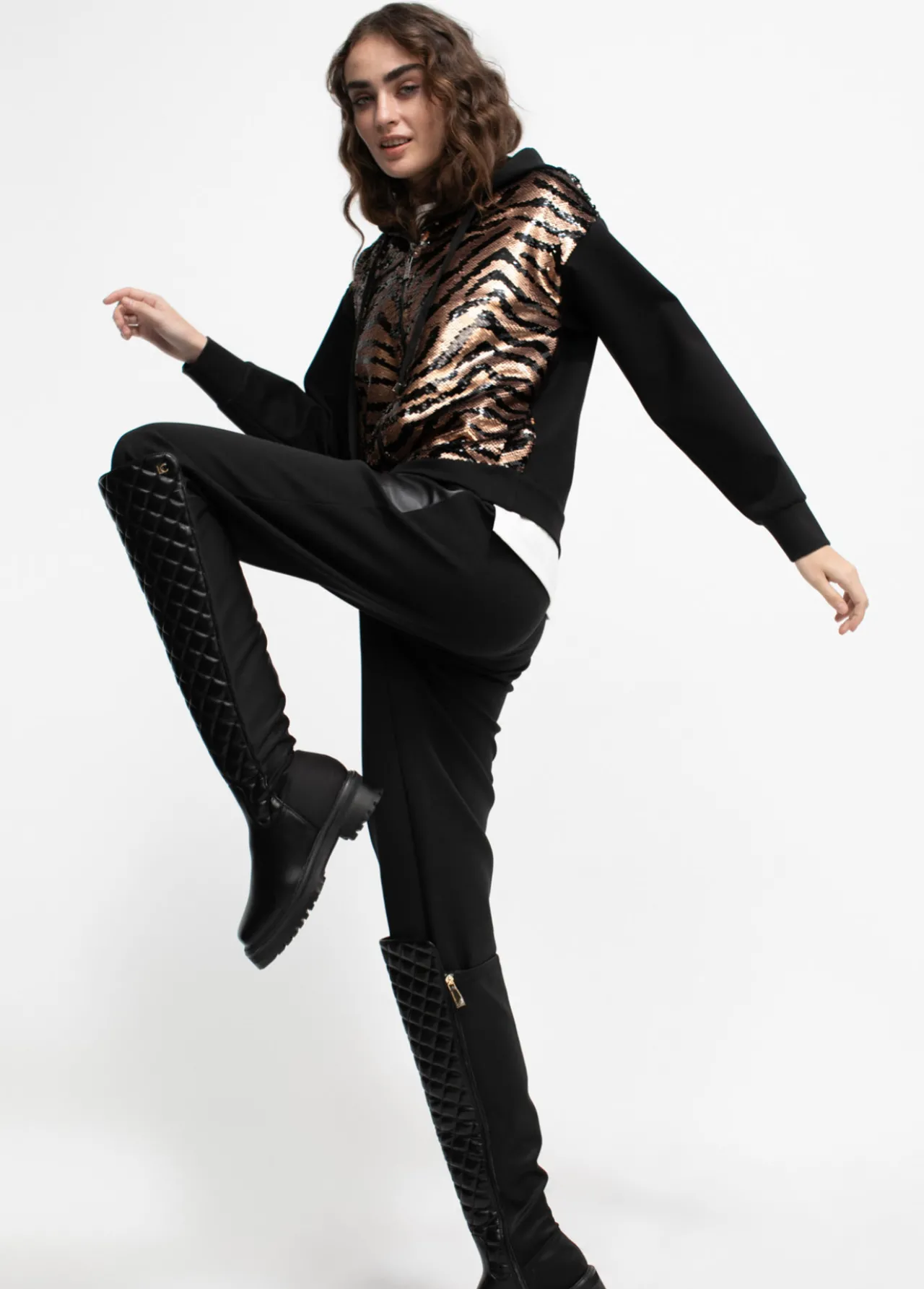 sudadera_lentejuelas_4.webp Lola Casademunt Animal Print | Sudaderas<Sudadera lentejuelas NEGRO-METAL