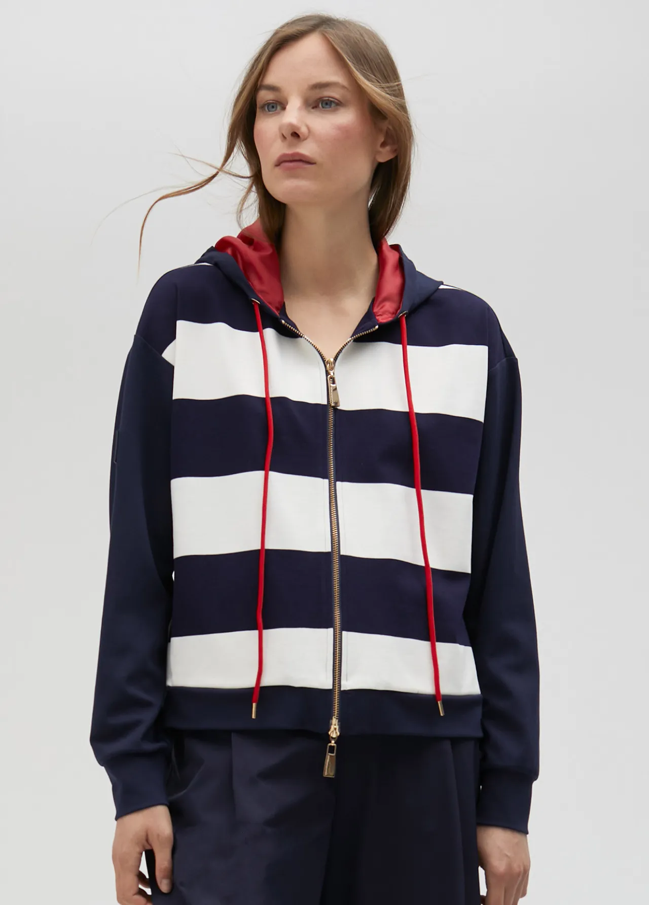 sudadera_rayas_bicolor_con_cierre_frontal__lola_casademunt_1.webp Lola Casademunt Sudaderas<Sudadera rayas bicolor con cierre frontal - Lola Casademunt AZUL-BLANCO