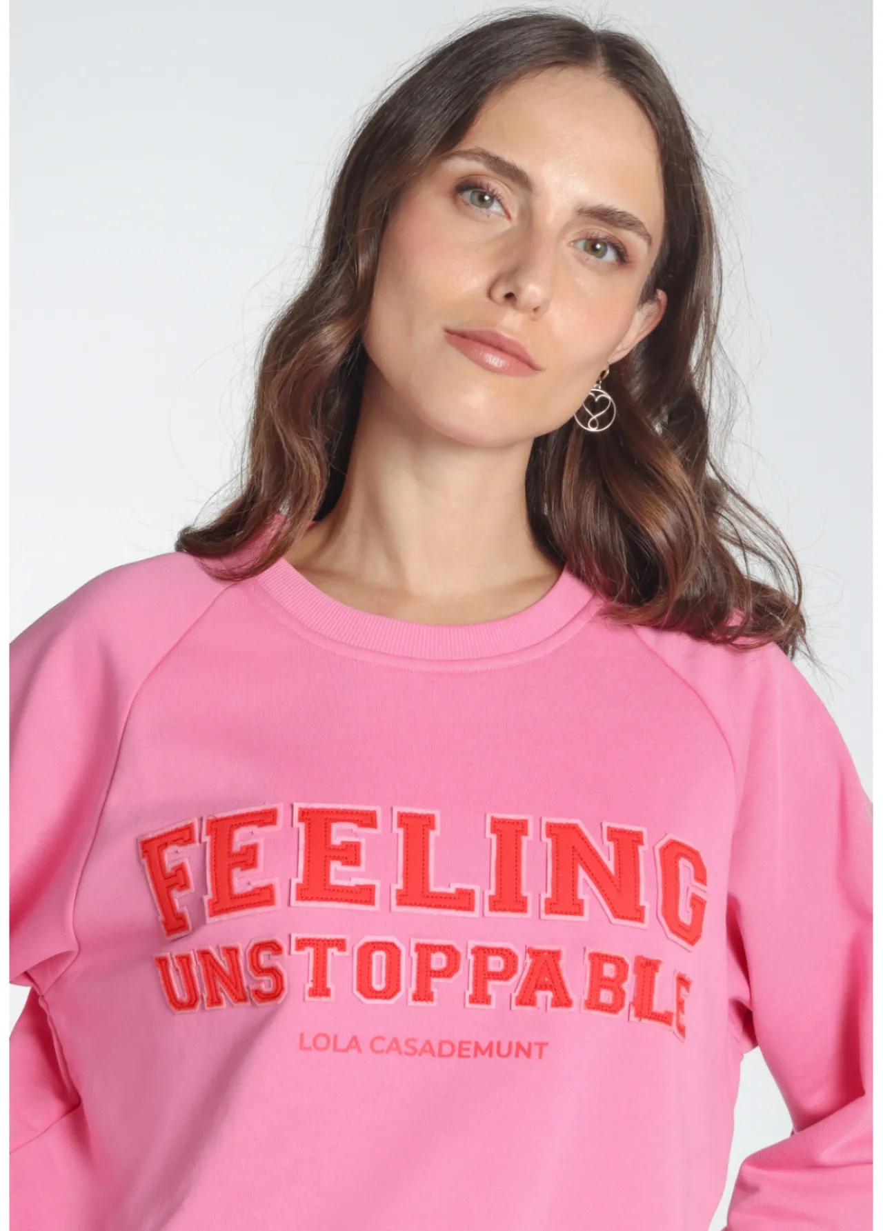 sudadera_solidaria_feeling_unstoppable_0.webp Lola Casademunt Artículos Solidarios | Sudaderas<Sudadera Solidaria Feeling Unstoppable ROSA
