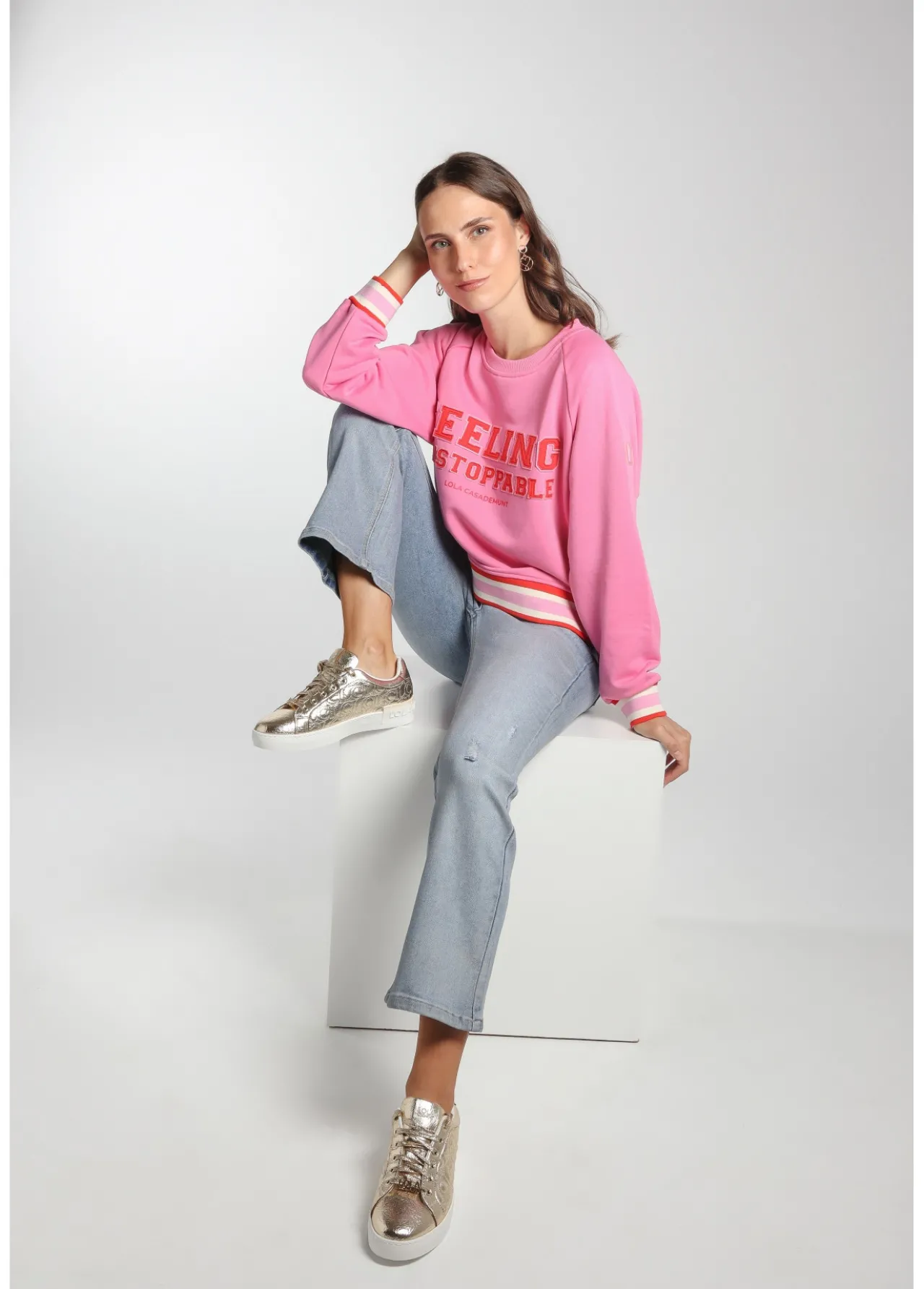 sudadera_solidaria_feeling_unstoppable_1.webp Lola Casademunt Artículos Solidarios | Sudaderas<Sudadera Solidaria Feeling Unstoppable ROSA