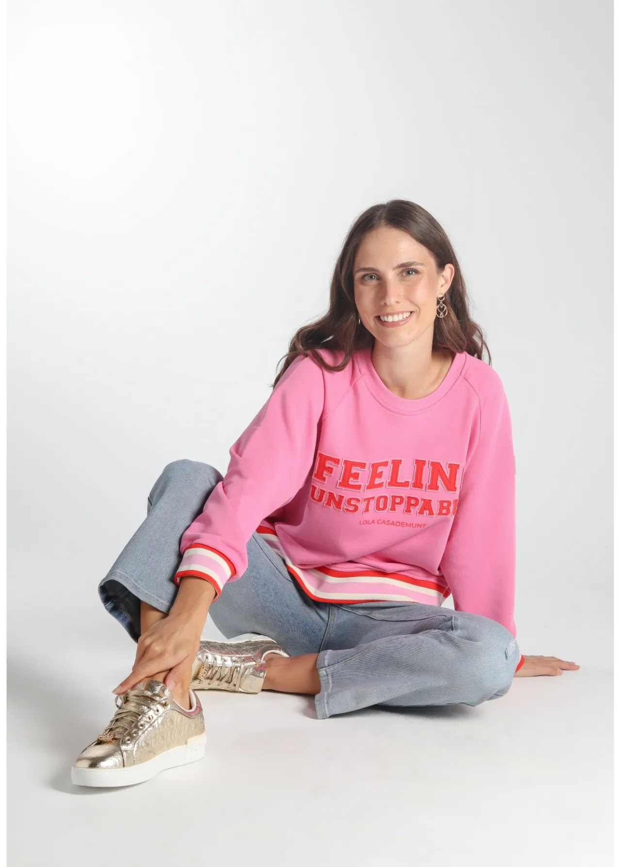 sudadera_solidaria_feeling_unstoppable_2.webp Lola Casademunt Artículos Solidarios | Sudaderas<Sudadera Solidaria Feeling Unstoppable ROSA