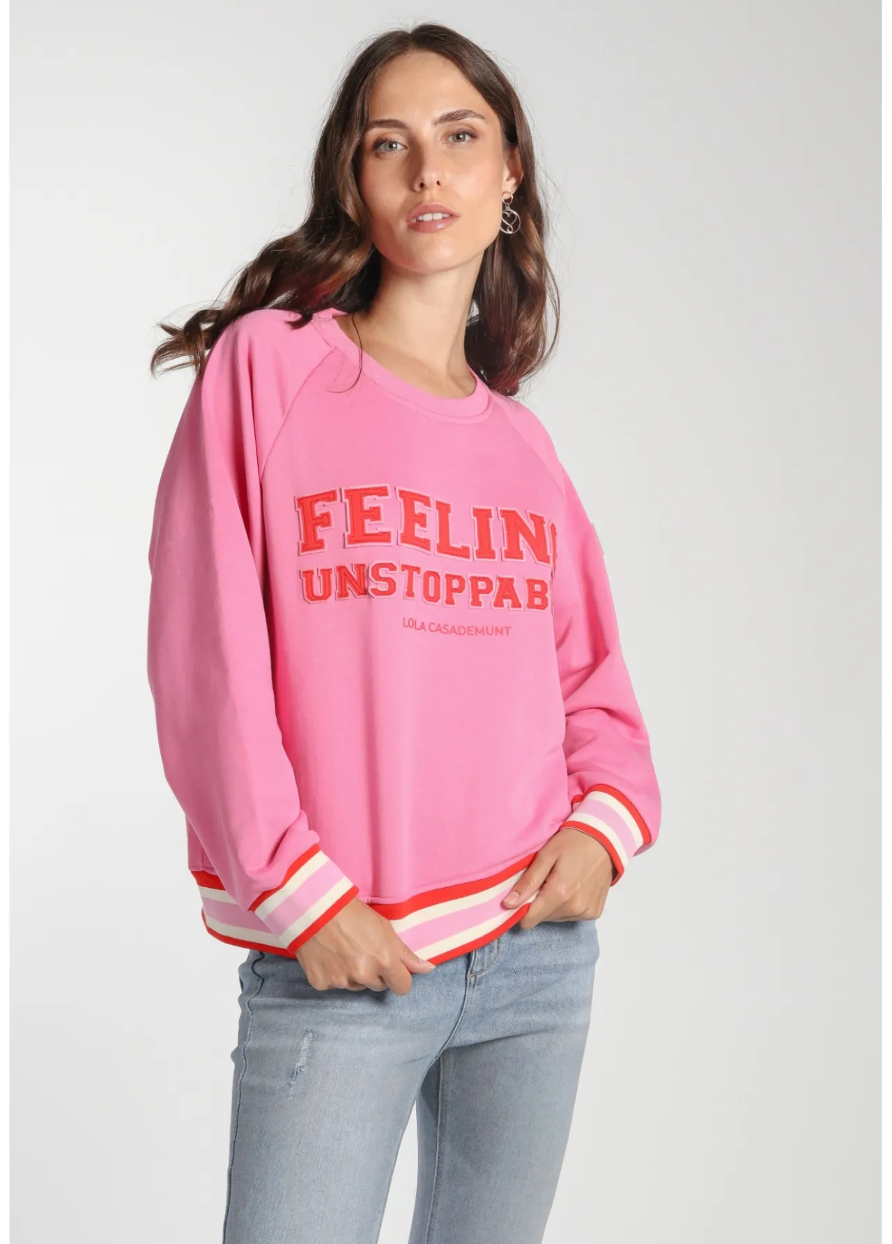 sudadera_solidaria_feeling_unstoppable_7.webp Lola Casademunt Artículos Solidarios | Sudaderas<Sudadera Solidaria Feeling Unstoppable ROSA