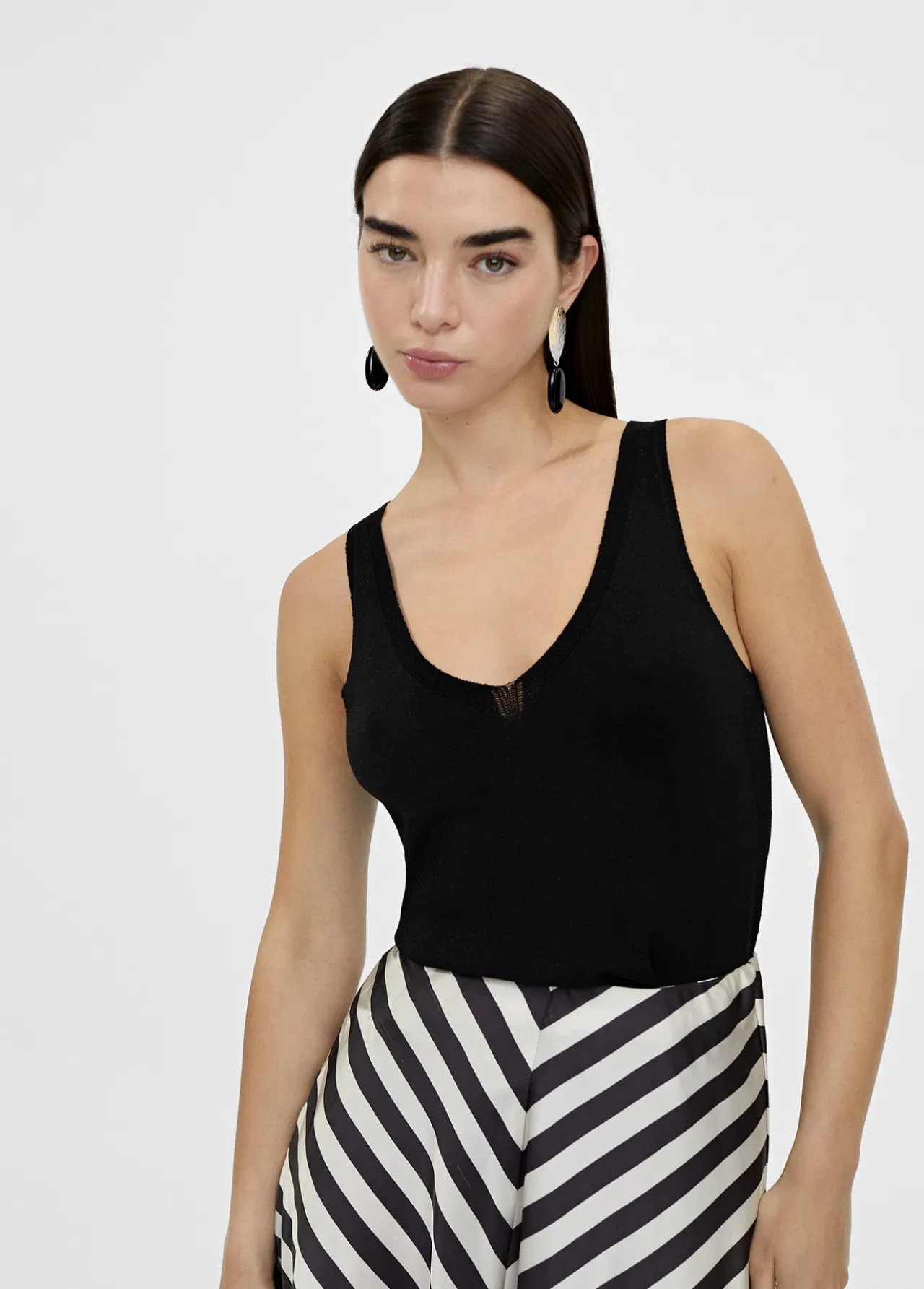 top_basico_de_punto_0.webp Lola Casademunt Camisetas Y Tops<Top basico de punto NEGRO