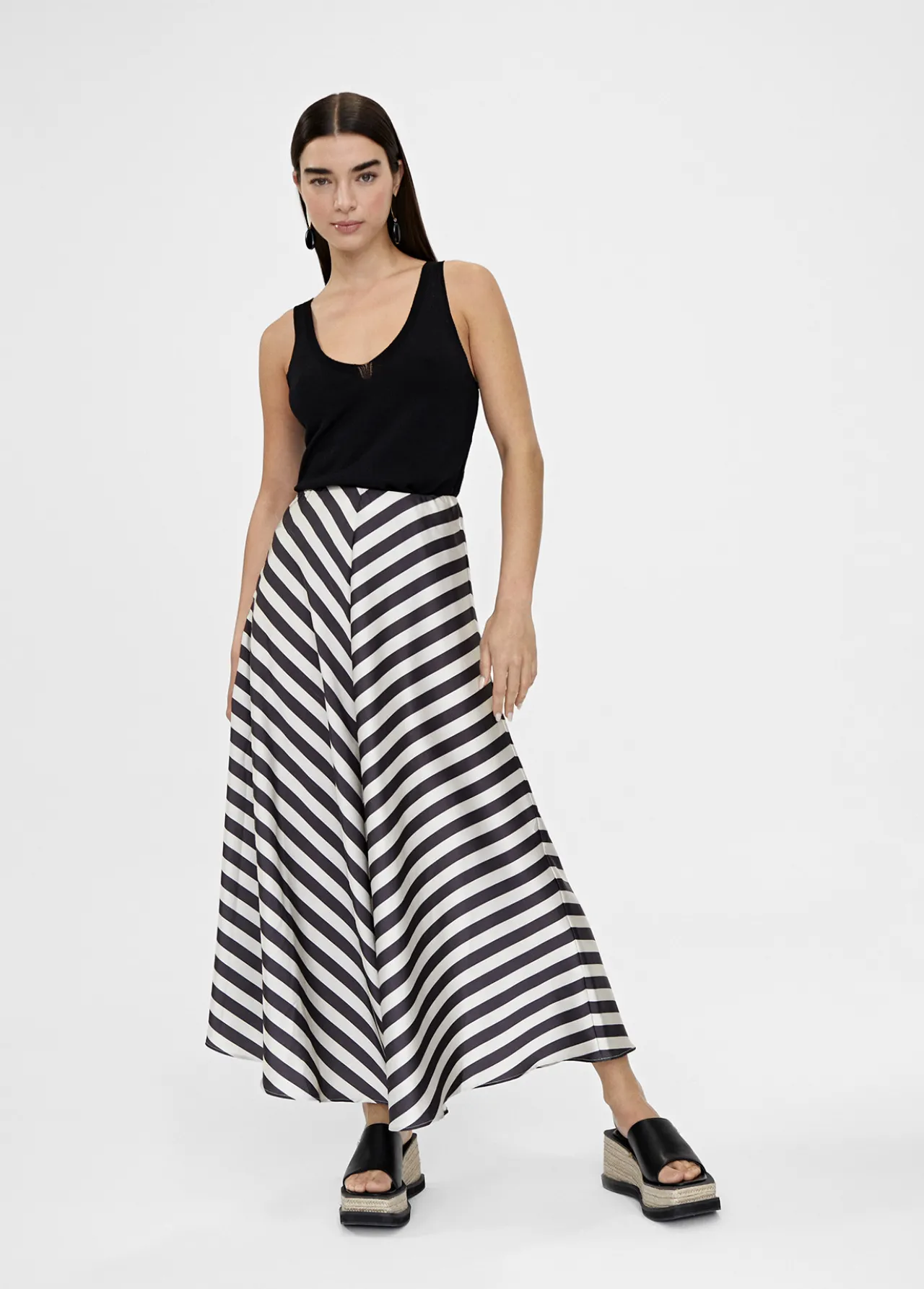 top_basico_de_punto_2.webp Lola Casademunt Camisetas Y Tops<Top basico de punto NEGRO