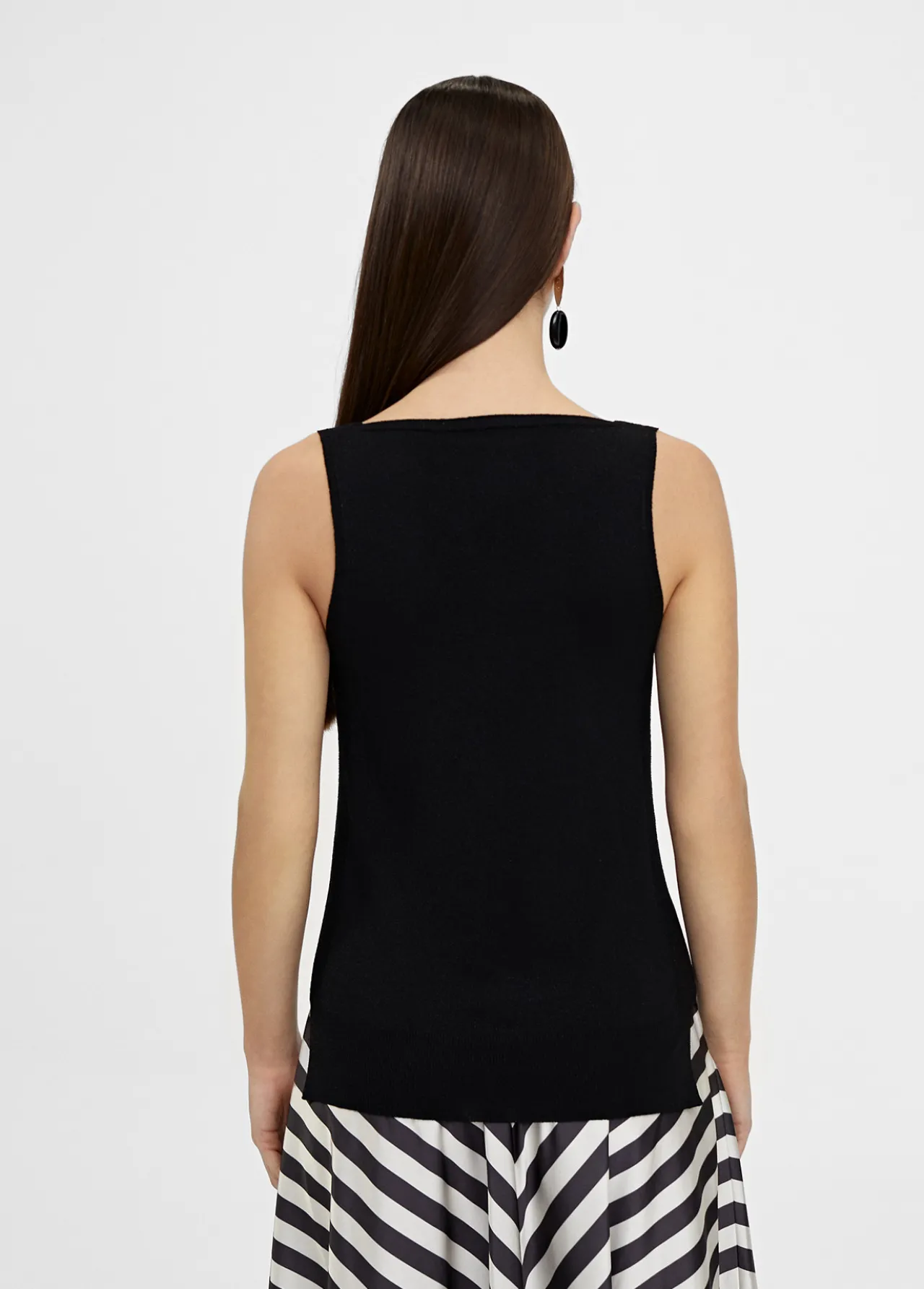 top_basico_de_punto_3.webp Lola Casademunt Camisetas Y Tops<Top basico de punto NEGRO