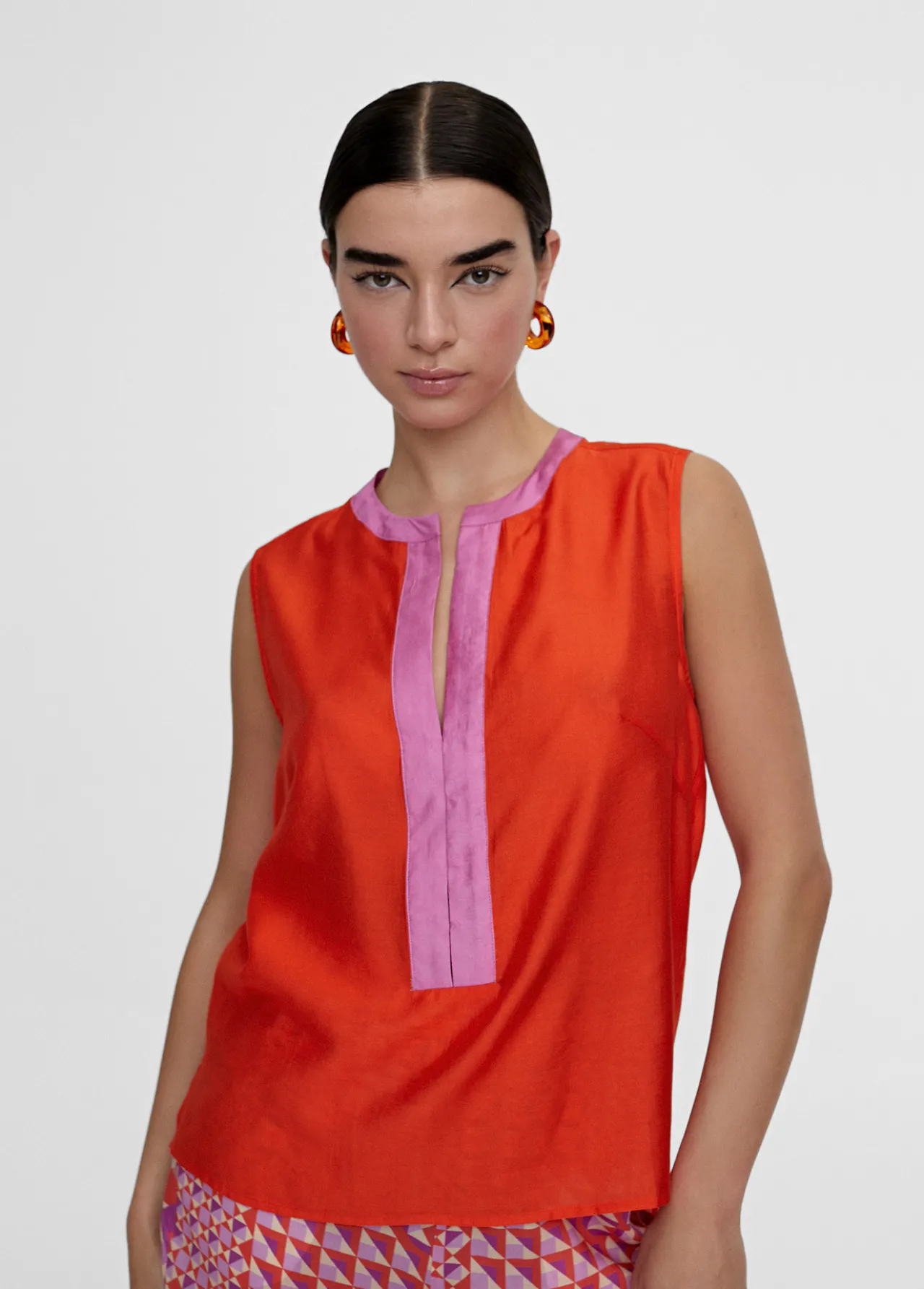 top_bicolor_con_aberturas_1.webp Lola Casademunt Camisas Y Blusas | Camisetas Y Tops<Top bicolor con aberturas CRUDO-NEGRO