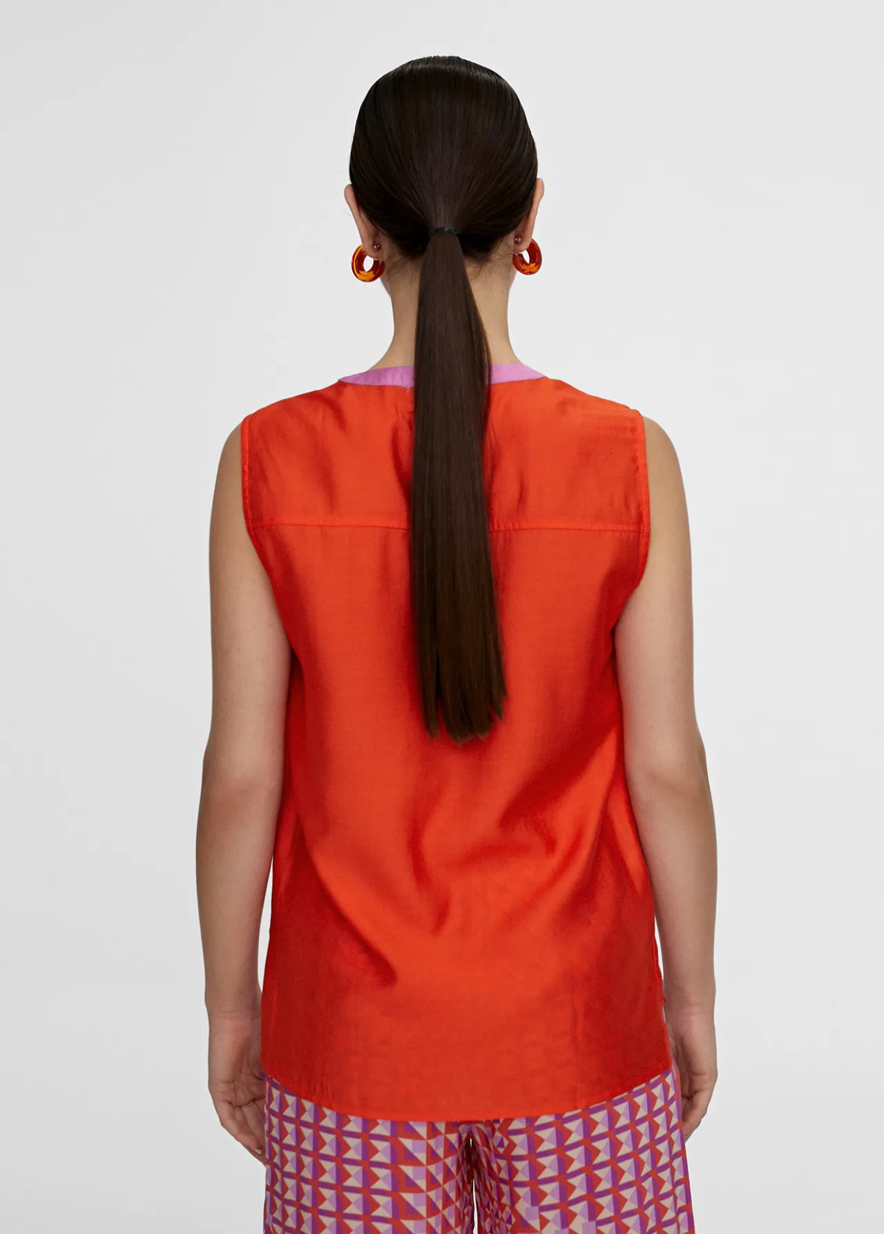 top_bicolor_con_aberturas_2.webp Lola Casademunt Camisas Y Blusas | Camisetas Y Tops<Top bicolor con aberturas CRUDO-NEGRO