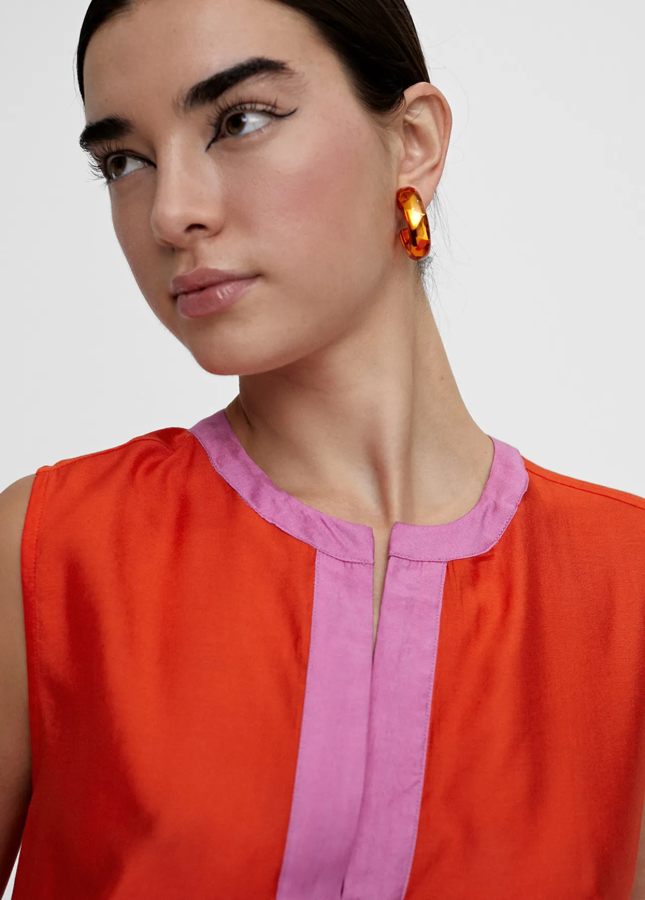 top_bicolor_con_aberturas_3.webp Lola Casademunt Camisas Y Blusas | Camisetas Y Tops<Top bicolor con aberturas CRUDO-NEGRO