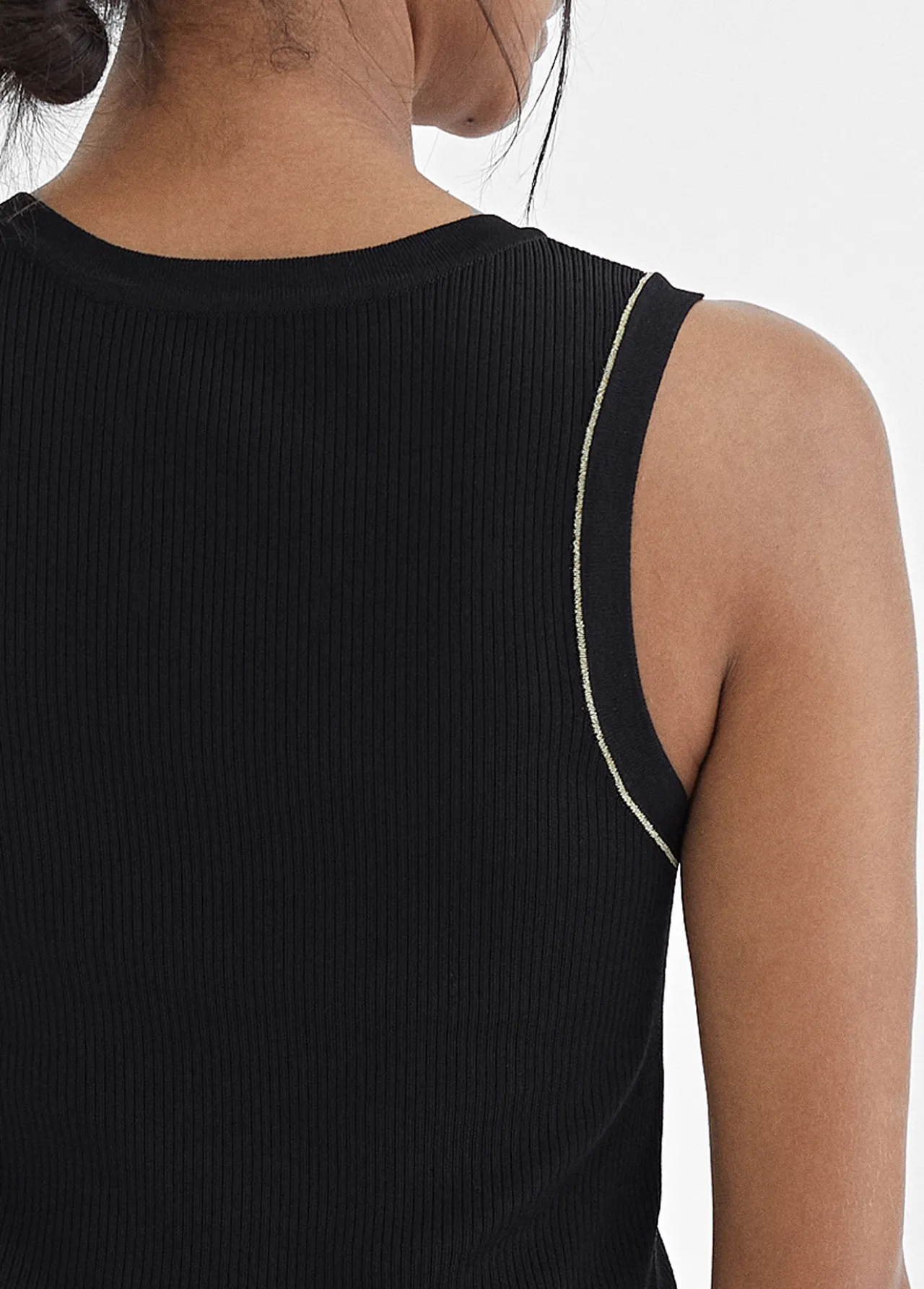 top_con_detalle_en_lurex_3-1.webp Lola Casademunt Camisetas Y Tops<Top con detalle en lurex BLANCO