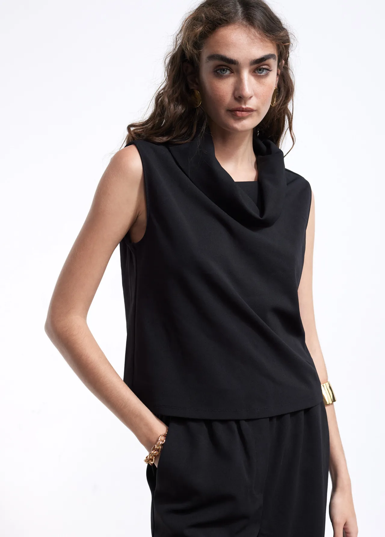 top_cuello_desbocado_0.webp Lola Casademunt Camisetas Y Tops<Top cuello desbocado NEGRO