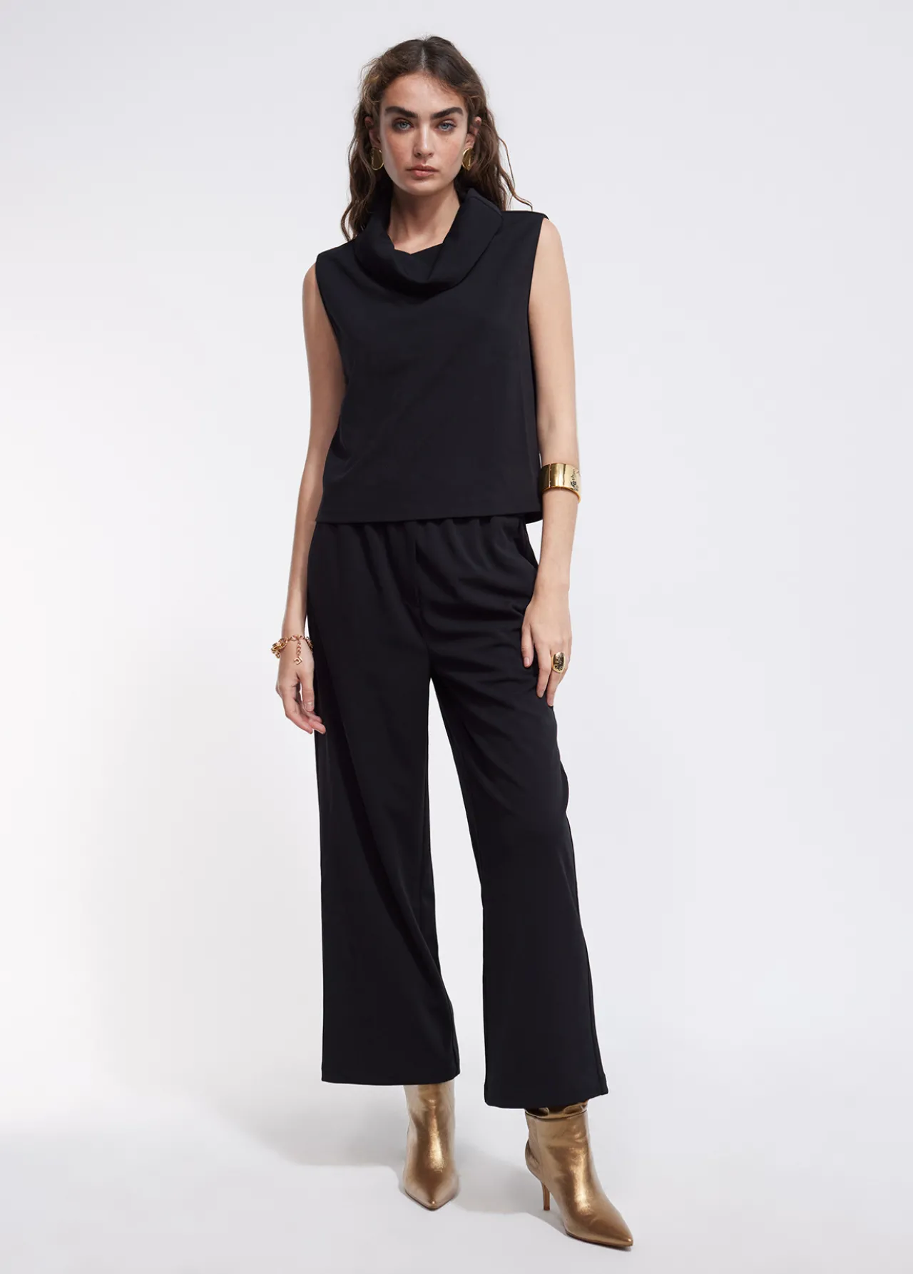 top_cuello_desbocado_1.webp Lola Casademunt Camisetas Y Tops<Top cuello desbocado NEGRO
