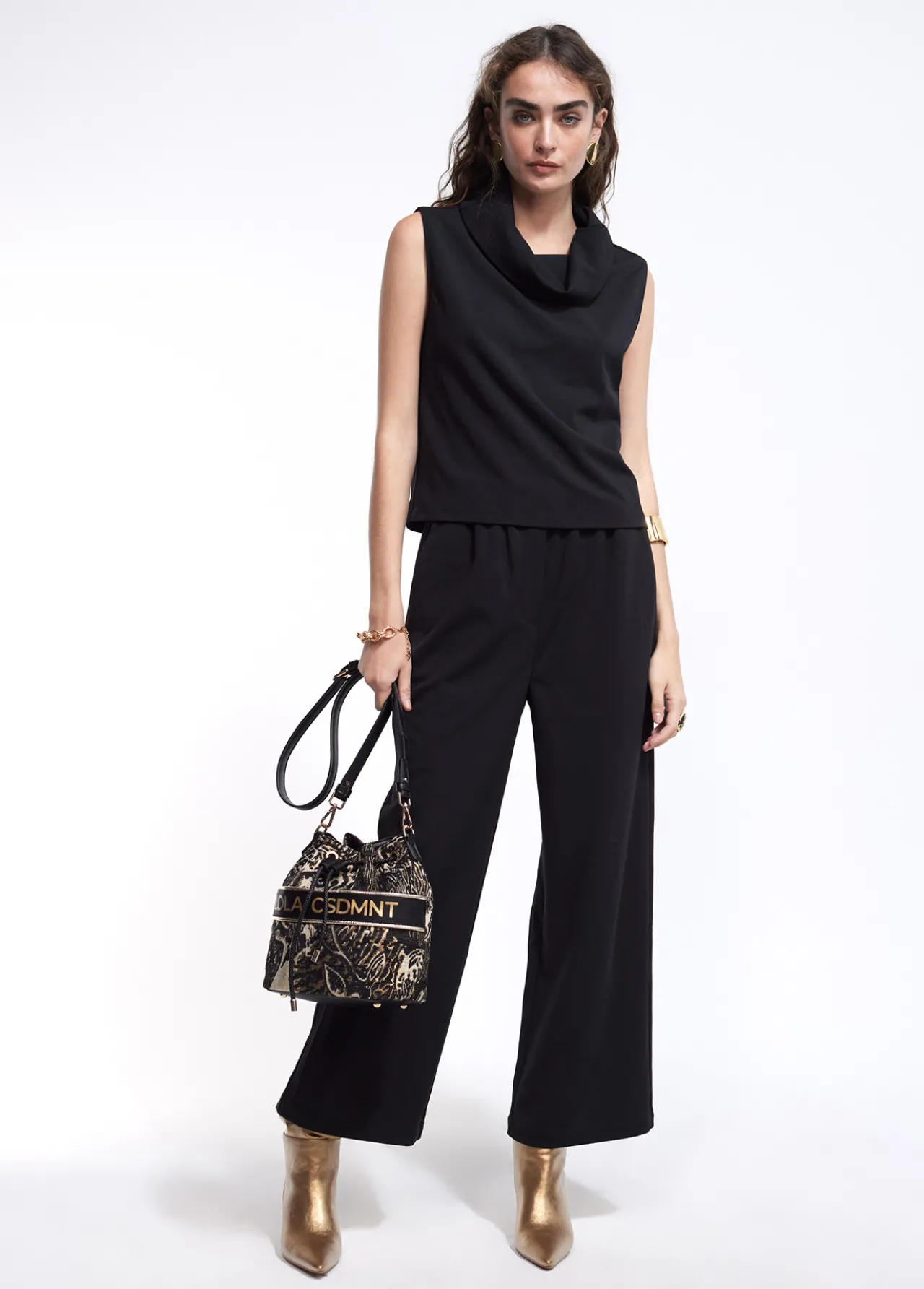 top_cuello_desbocado_3.webp Lola Casademunt Camisetas Y Tops<Top cuello desbocado NEGRO