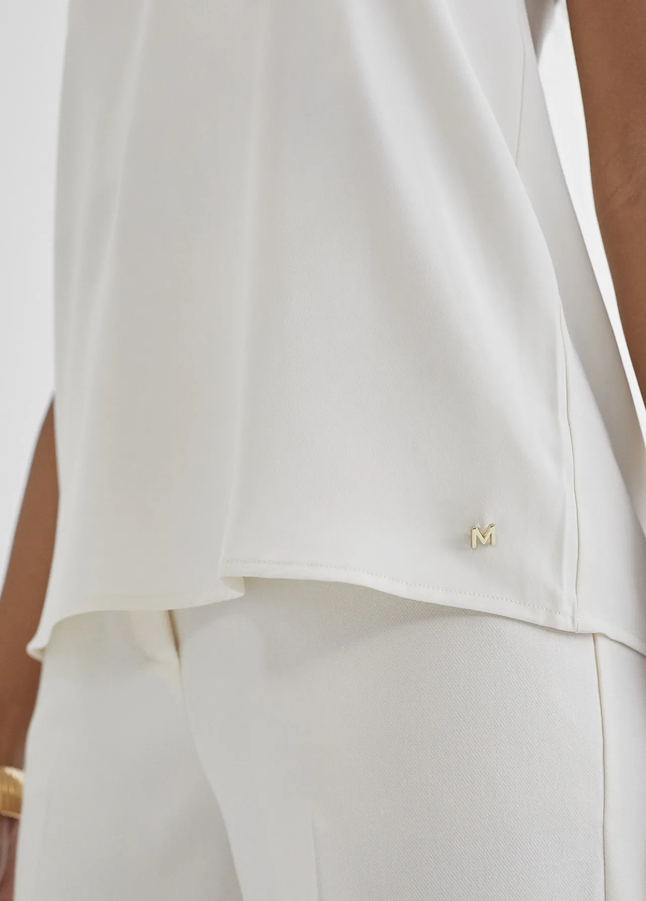 top_de_escote_pico_2.webp Lola Casademunt Camisetas Y Tops<Top de escote pico CRUDO