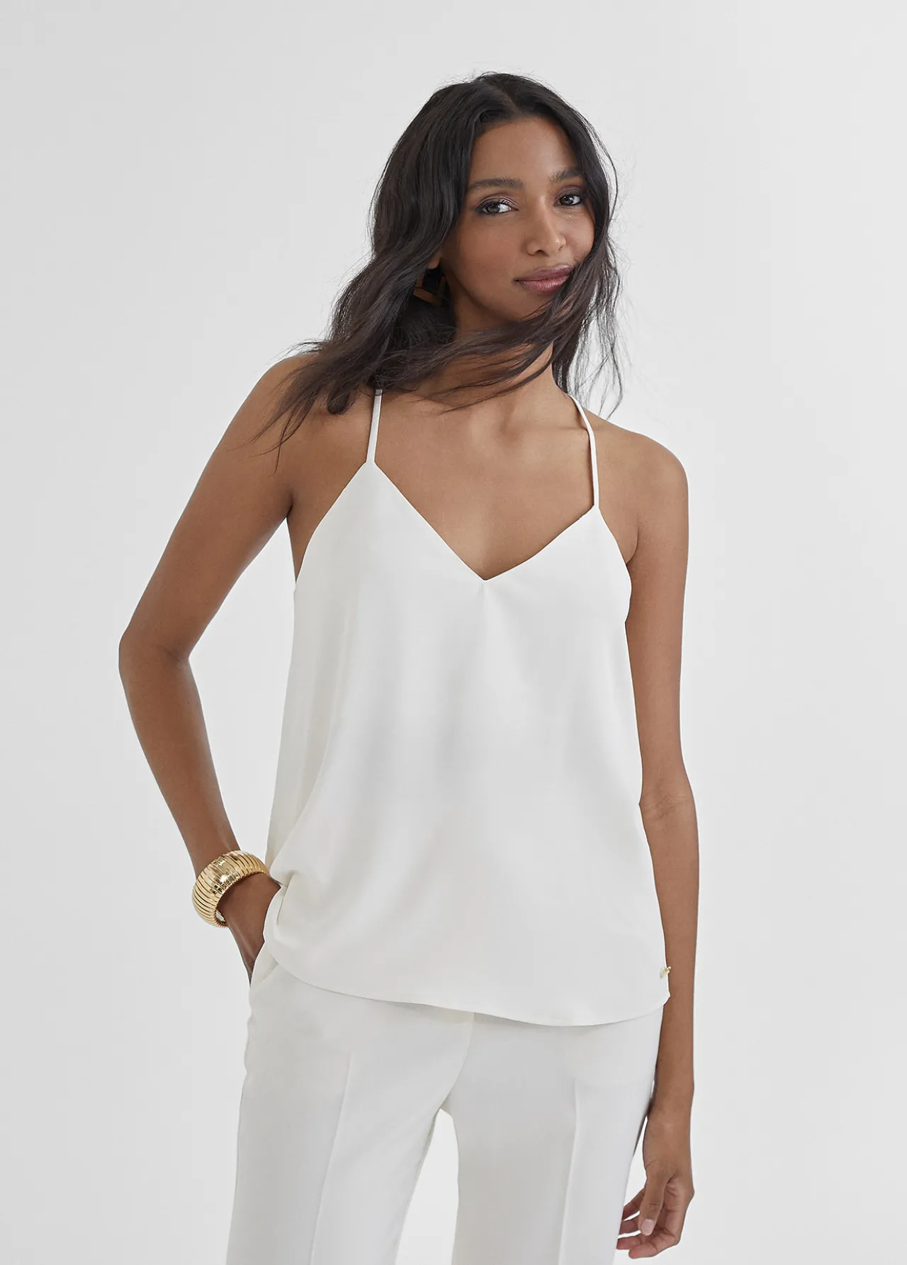 top_de_escote_pico_6.webp Lola Casademunt Camisetas Y Tops<Top de escote pico CRUDO