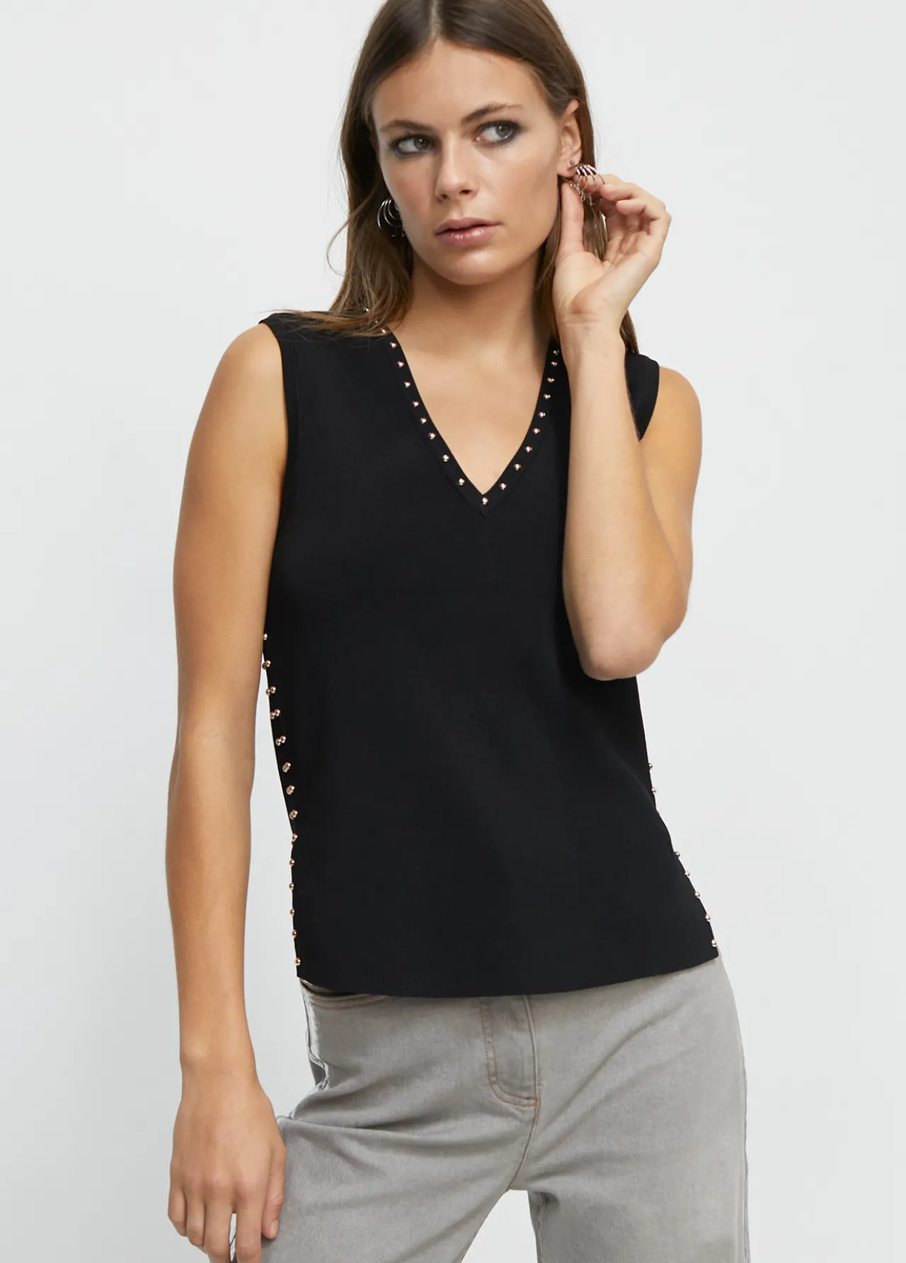 top_de_punto_tachas_2.webp Lola Casademunt Camisetas Y Tops | Punto<Top de punto tachas NEGRO