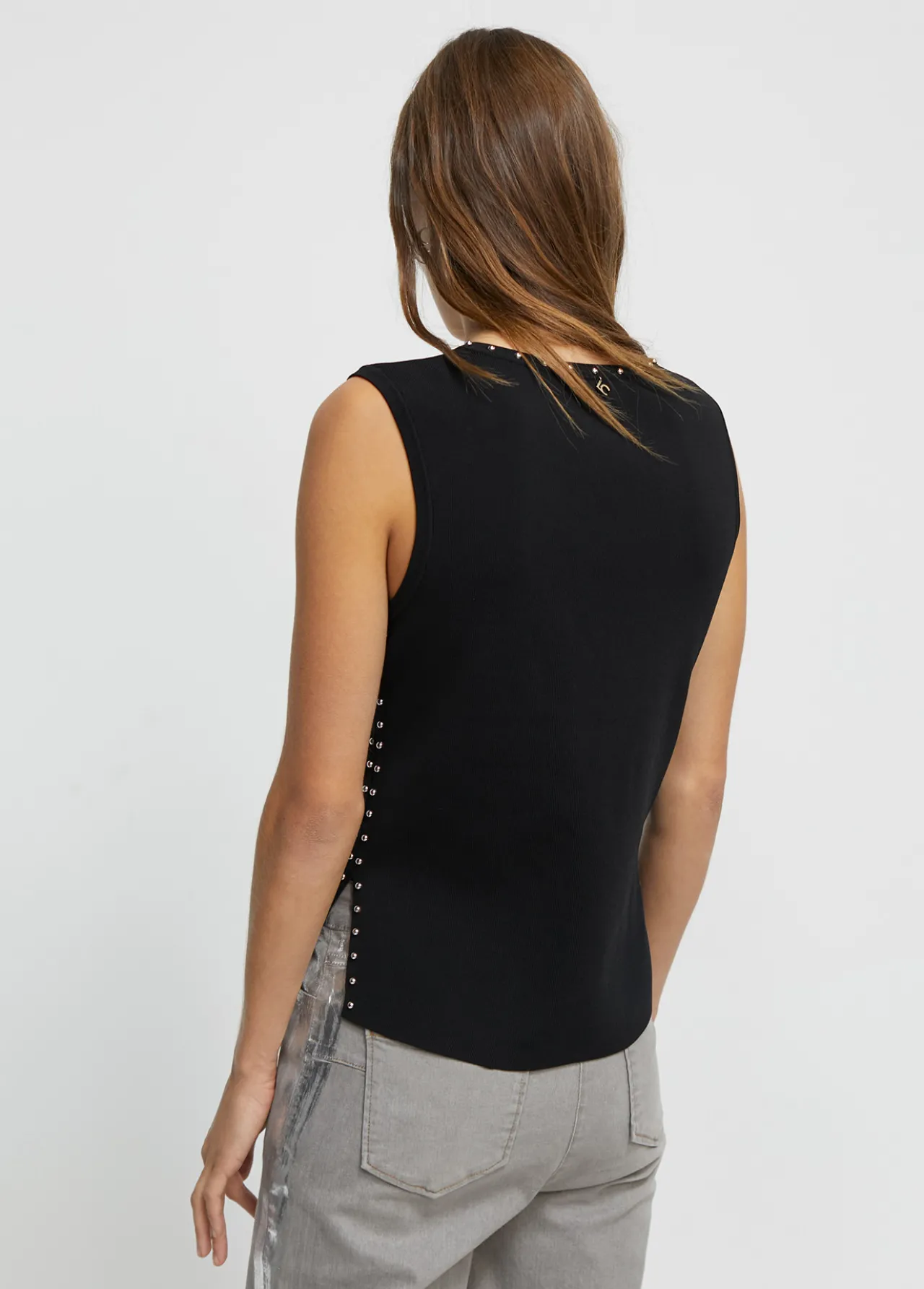 top_de_punto_tachas_5.webp Lola Casademunt Camisetas Y Tops | Punto<Top de punto tachas NEGRO