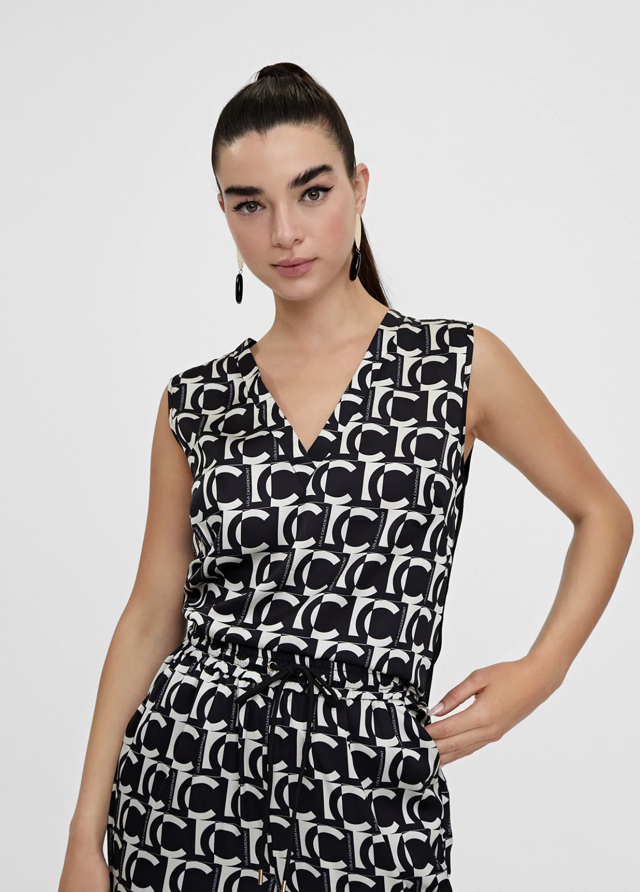 top_fluido_monograma_1.webp Lola Casademunt Camisetas Y Tops<Top fluido monograma NEGRO-BLANCO