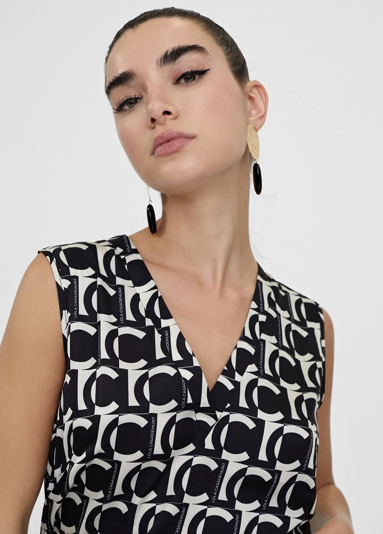 top_fluido_monograma_4.webp Lola Casademunt Camisetas Y Tops<Top fluido monograma NEGRO-BLANCO