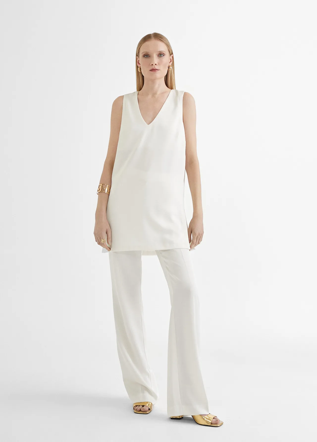 top_largo_con_aberturas_0.webp Lola Casademunt Camisetas Y Tops | Camisas Y Blusas<Top largo con aberturas CRUDO