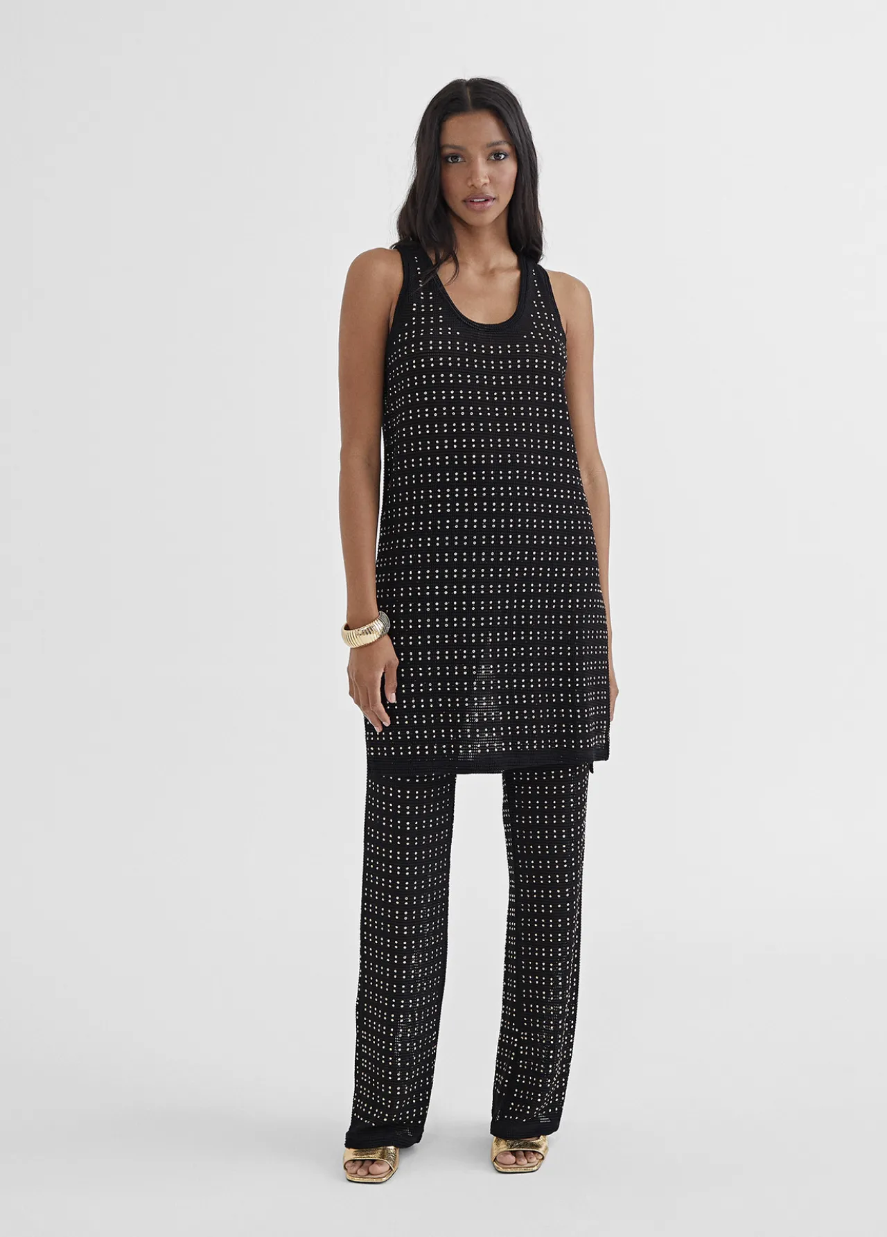 top_largo_con_piezas_metalicas_3.webp Lola Casademunt Camisetas Y Tops<Top largo con piezas metalicas NEGRO