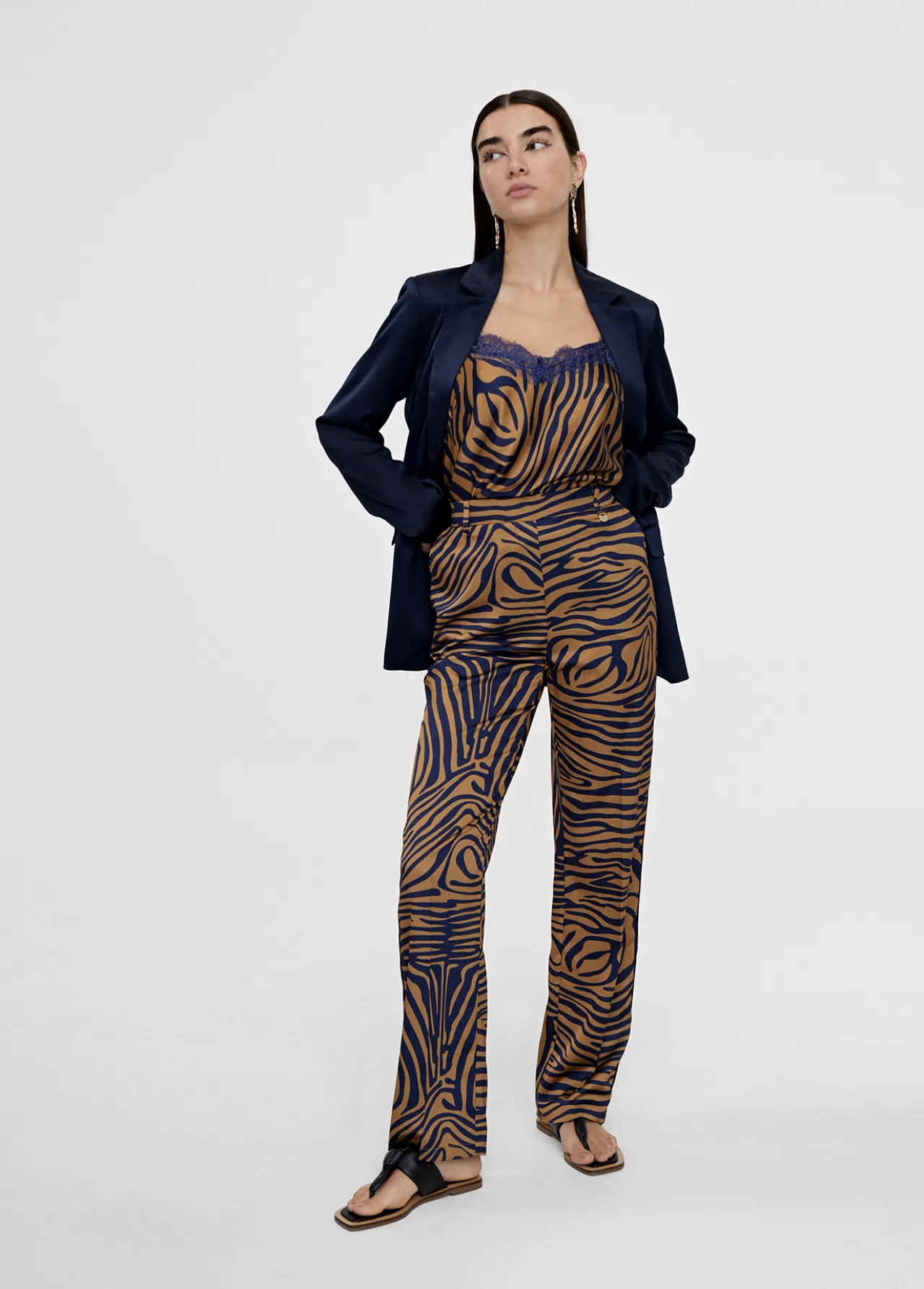 top_lencero_animal_print_3.webp Lola Casademunt Camisetas Y Tops<Top lencero animal print AZUL-MARRON