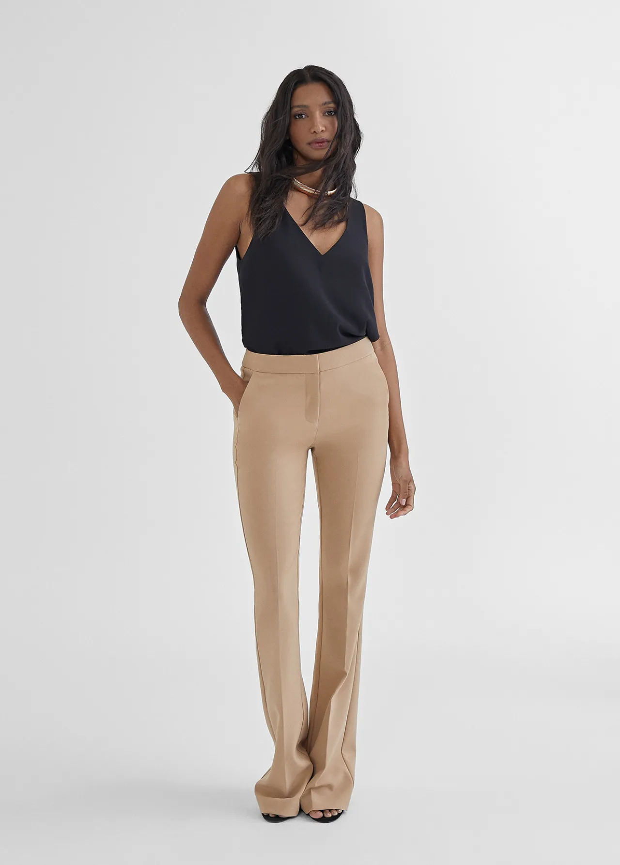 top_negro_cuello_pico_1.webp Lola Casademunt Camisetas Y Tops<Top cuello pico NEGRO