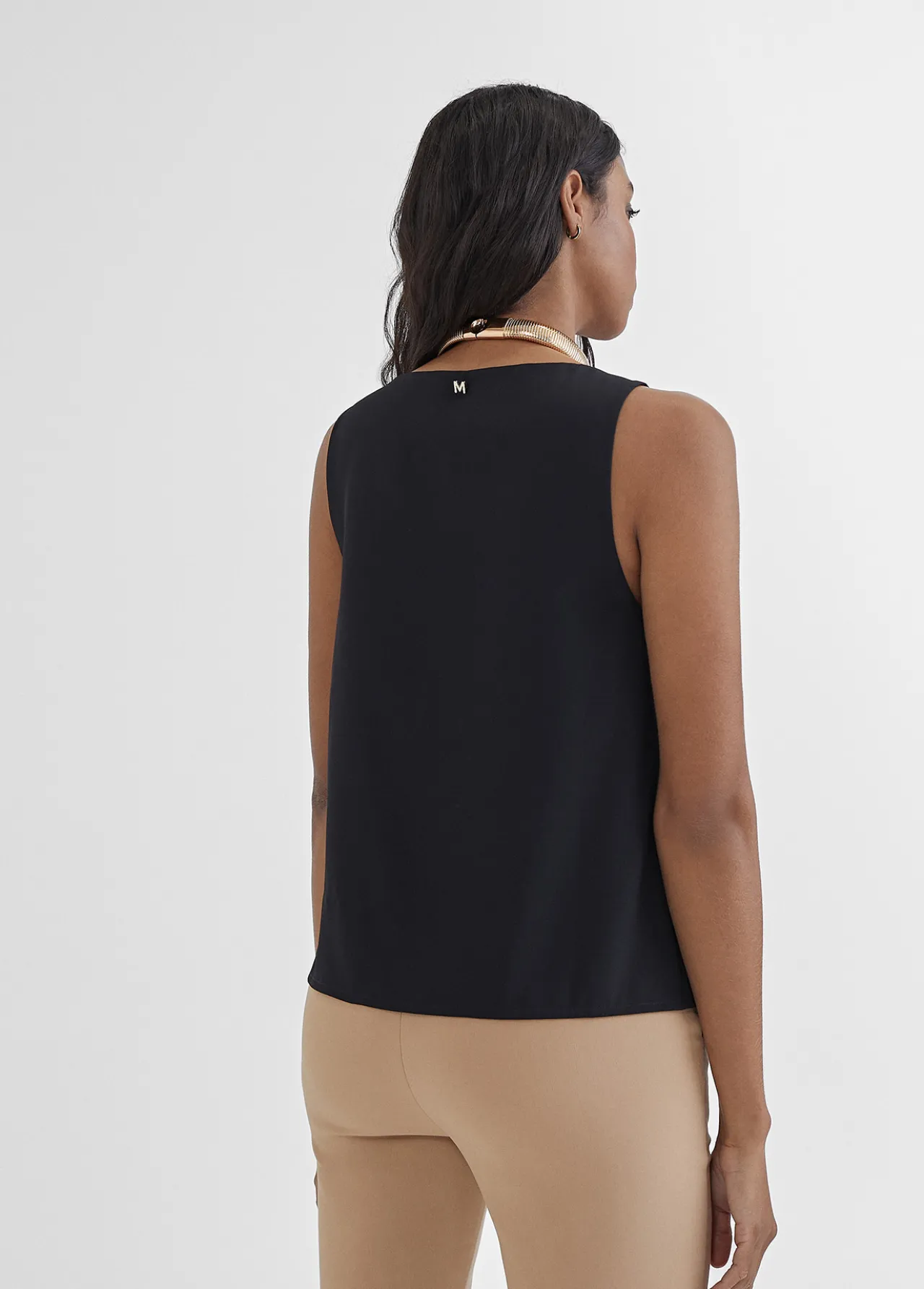 top_negro_cuello_pico_2.webp Lola Casademunt Camisetas Y Tops<Top cuello pico NEGRO