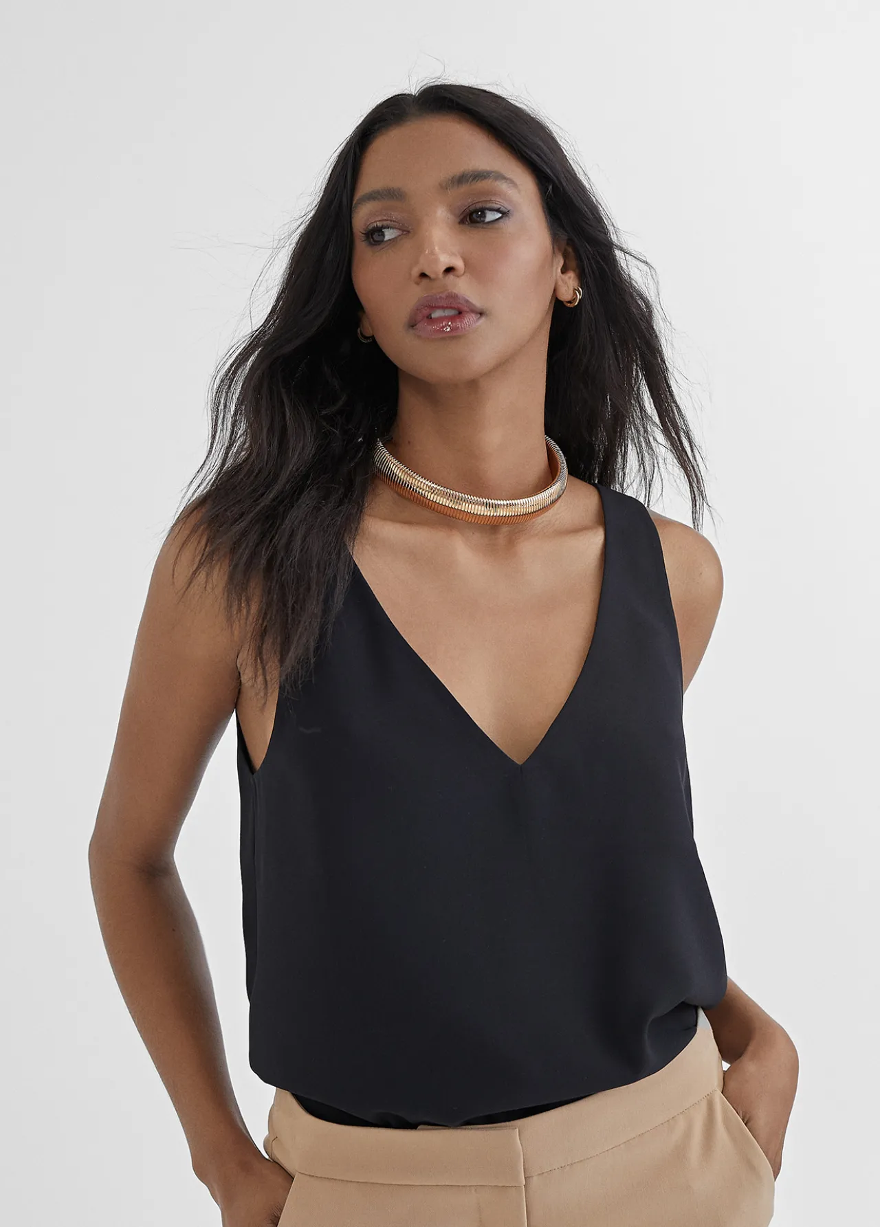 top_negro_cuello_pico_3.webp Lola Casademunt Camisetas Y Tops<Top cuello pico NEGRO